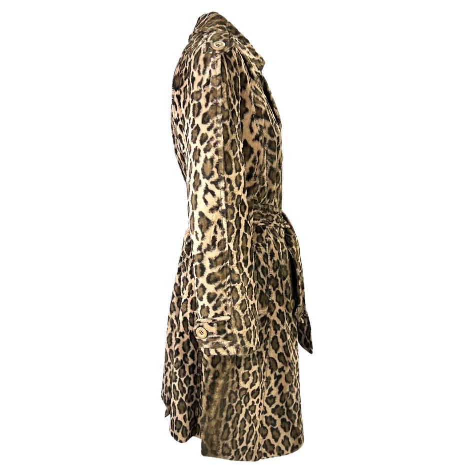 Te presentamos una gabardina Dolce & Gabbana con estampado de leopardo. Fabricada en piel sintética, esta trinchera campestre de los años 90 tiene cierre de doble botonadura, cinturón y charreteras. Este abrigo con estampado de leopardo, un