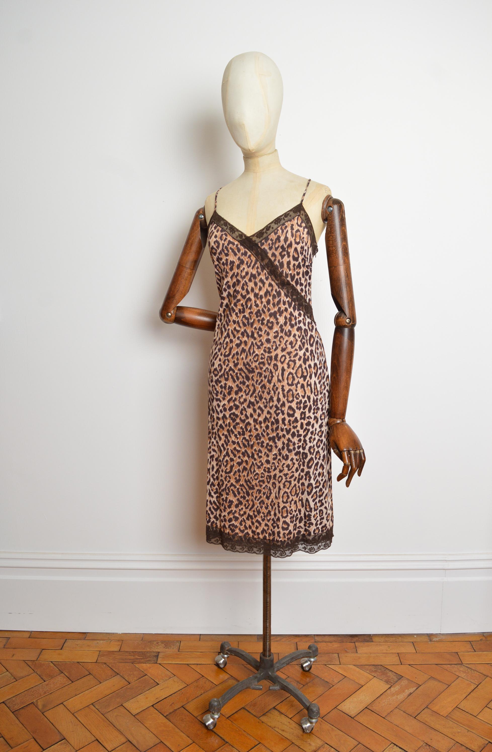Ikonisches Cocktailkleid mit Leopardenmuster von Dolce & Gabbana aus den 1990er Jahren mit Spitzenbesatz, Spaghettiträgern an den Schultern, einer figurbetonten Silhouette und einem Saum, der über das Knie reicht. 
Empfohlene Größe; K.K. 10/12
Die