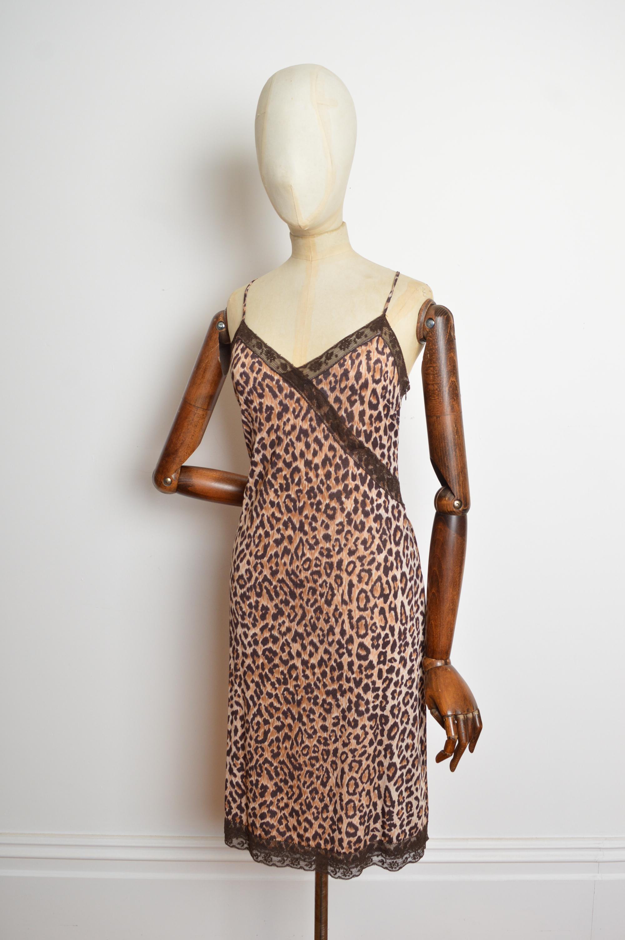 1990er Dolce & Gabbana Leopardendruck Riemchen-Spitzen-Slip-Cocktailkleid (Braun) im Angebot