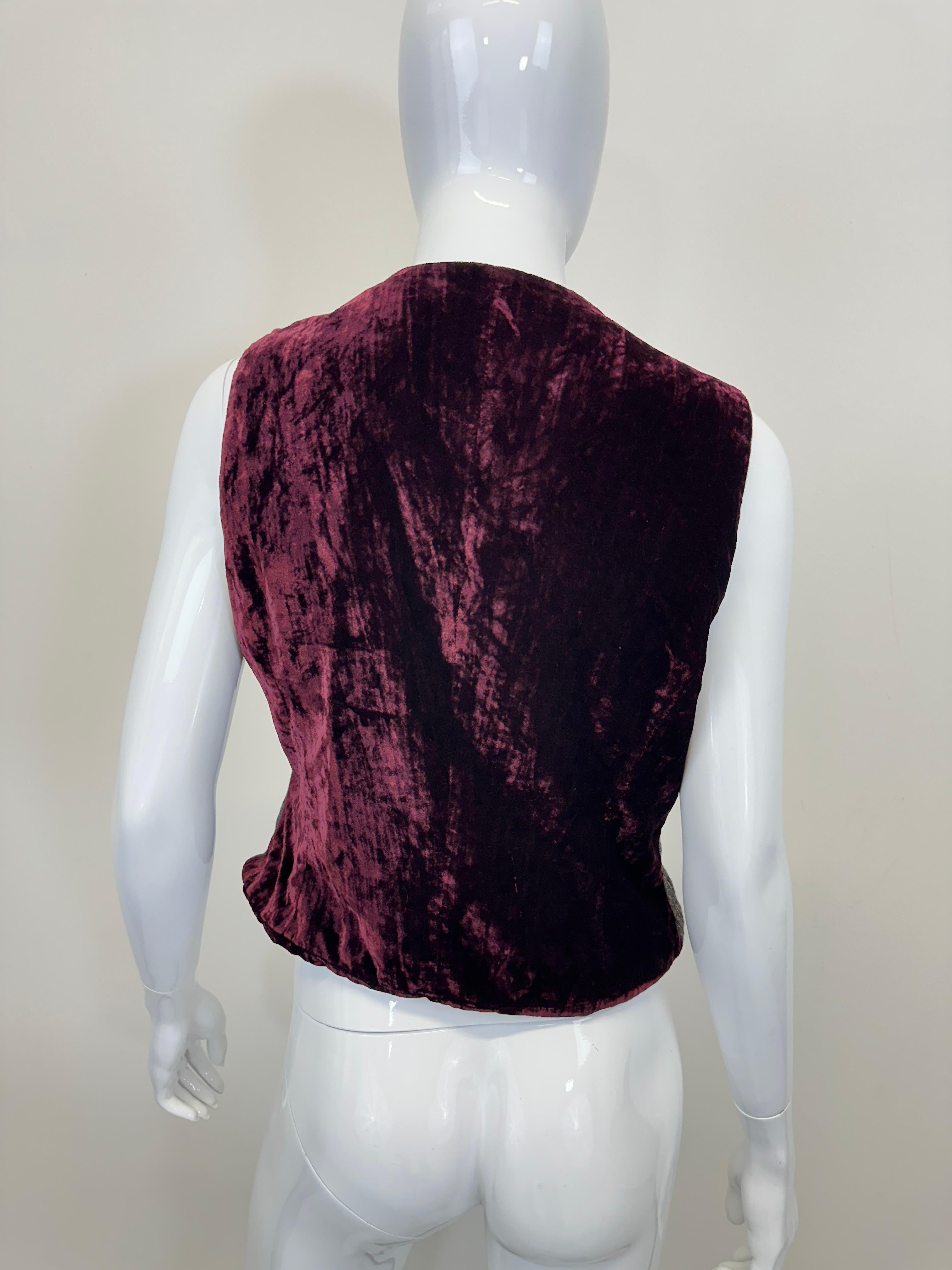 Seltene Dolce & Gabbana Patchwork-Wollweste aus den frühen 1990er Jahren. Handgefertigt aus verschiedenen Jacken, die miteinander verbunden sind, um ein neues Design zu schaffen. Rückseite aus rotem Samt. Zwei Taschen

Großartige Bedingungen, keine
