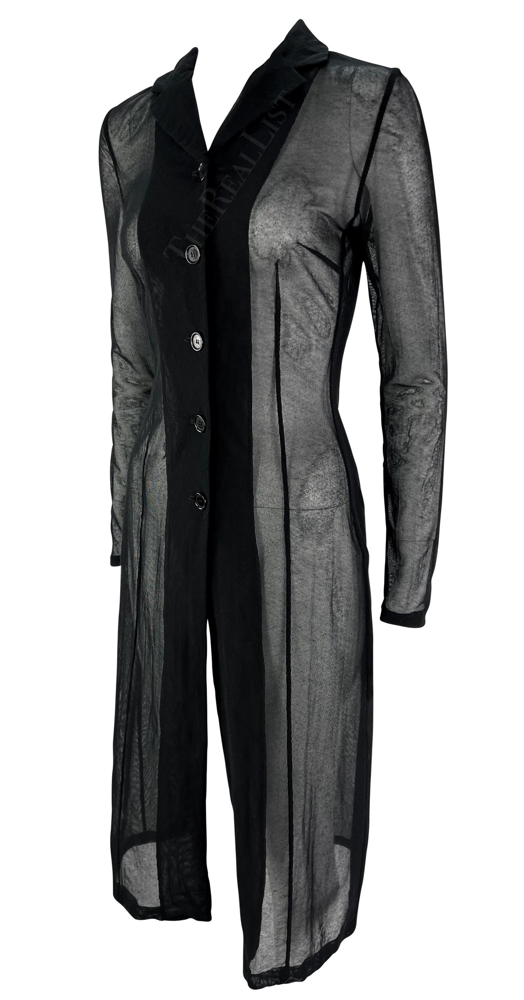 Questo favoloso abito nero con colletto di Dolce & Gabbana, risalente alla fine degli anni '90, è realizzato interamente in rete. Il cappotto presenta un colletto a scomparsa e una chiusura con bottoni sul davanti. Questa esclusiva giacca a rete di