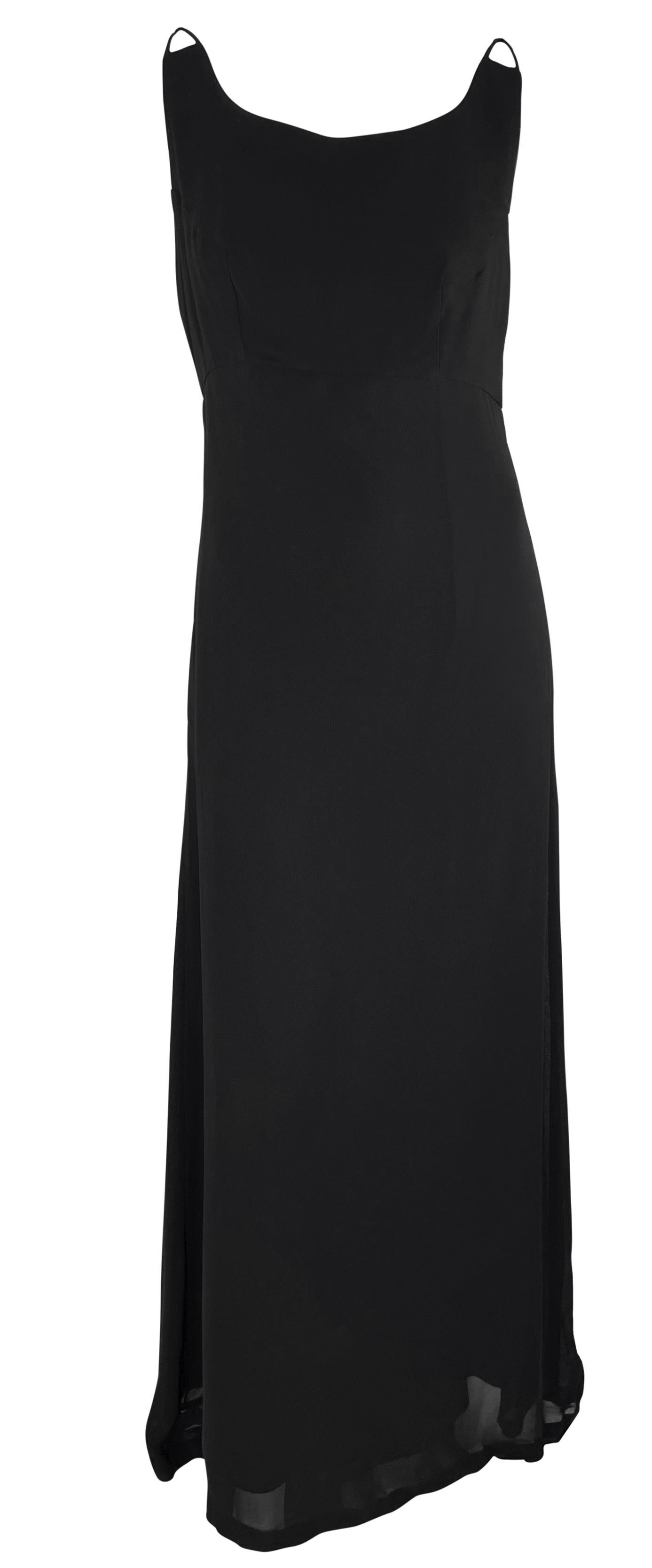 Cette robe noire transparente sans manches Dolce & Gabbana présente une coupe colonne avec une jupe légèrement évasée et est agrémentée d'accents imbriqués au sommet de chaque épaule.   

Mesures approximatives :
Taille - enlevée
Poitrine : 32 -