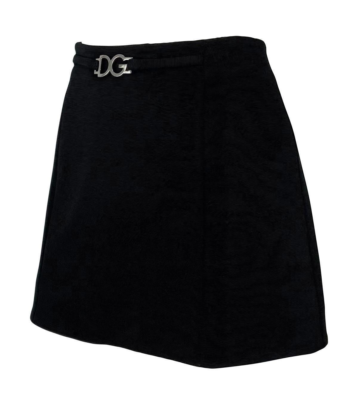 Dolce & Gabbana, mini-jupe noire à col roulé et boucle logo argentée, années 1990 Excellent état - En vente à West Hollywood, CA