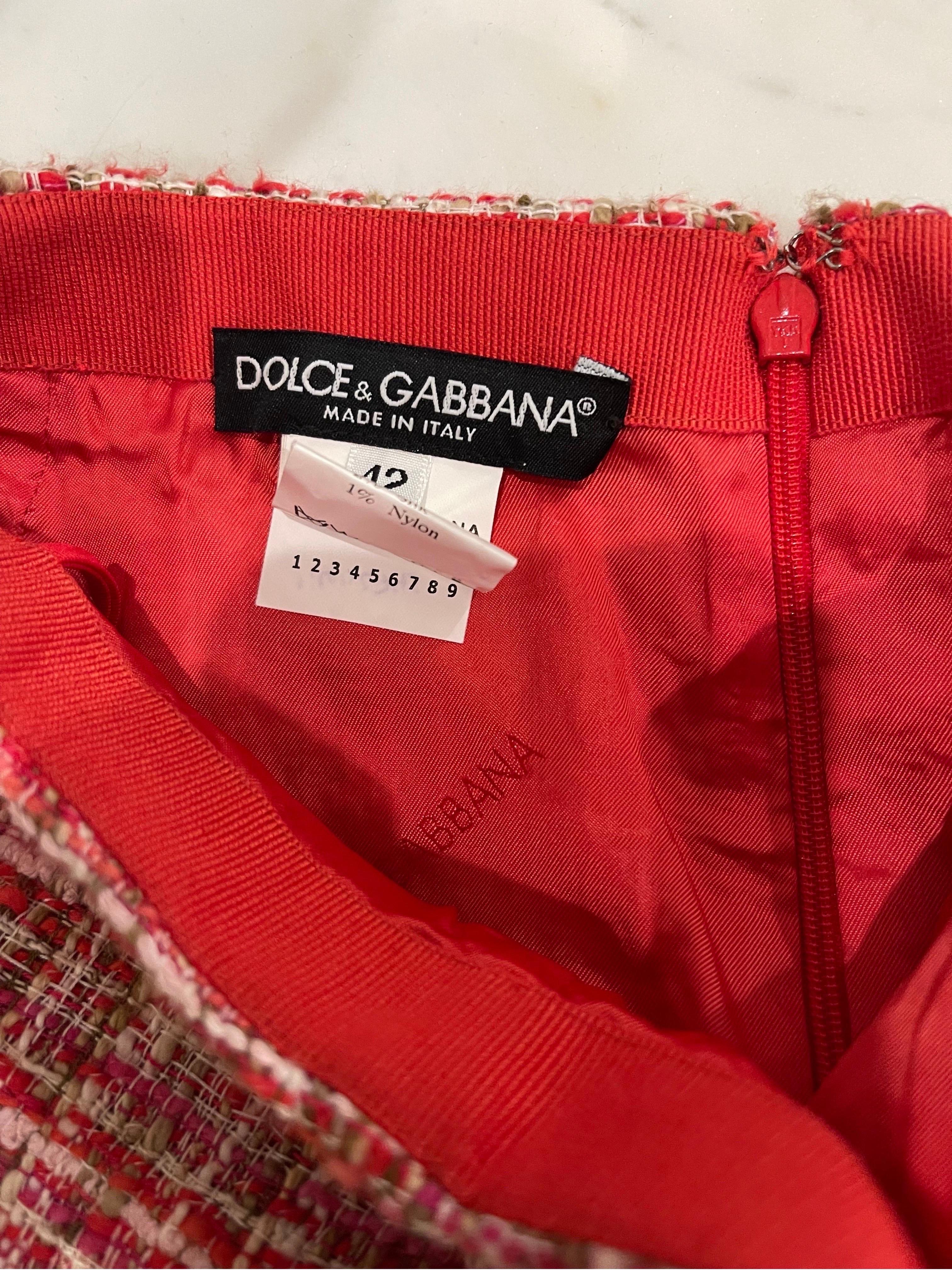 Erstaunlich späten 90er DOLCE & GABBANA bunten heißen rosa Tweed-Minirock ! Mit leuchtenden Farben in Rosa, Rot, Hellbraun und Elfenbein. Große neongrüne/gelbe Perlen über der Hüfte. Verdeckter Reißverschluss auf der Rückseite mit Haken- und