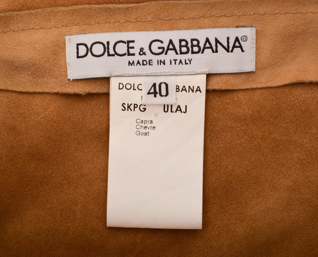 2000's Dolce & Gabbana Tan Wildleder Mini-Rock mit passenden Spitze bis Wildleder Stilettos. 
 
Merkmale;
Rock;
Mittelhohe Passform
Wrap-over-Design
Druckknopfverschluss
Butterweiche Textur
100% Ziegenwildleder
 
Schuhe; 
Nerzfell &