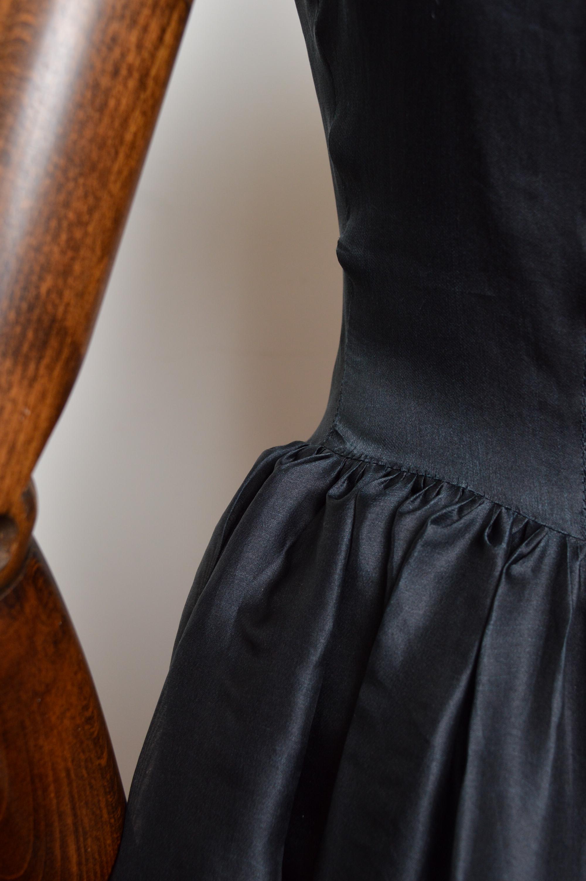 Dolce & Gabbana Vintage anni '90, abito da ballo in seta a vita bassa - Abito da sera in vendita 6