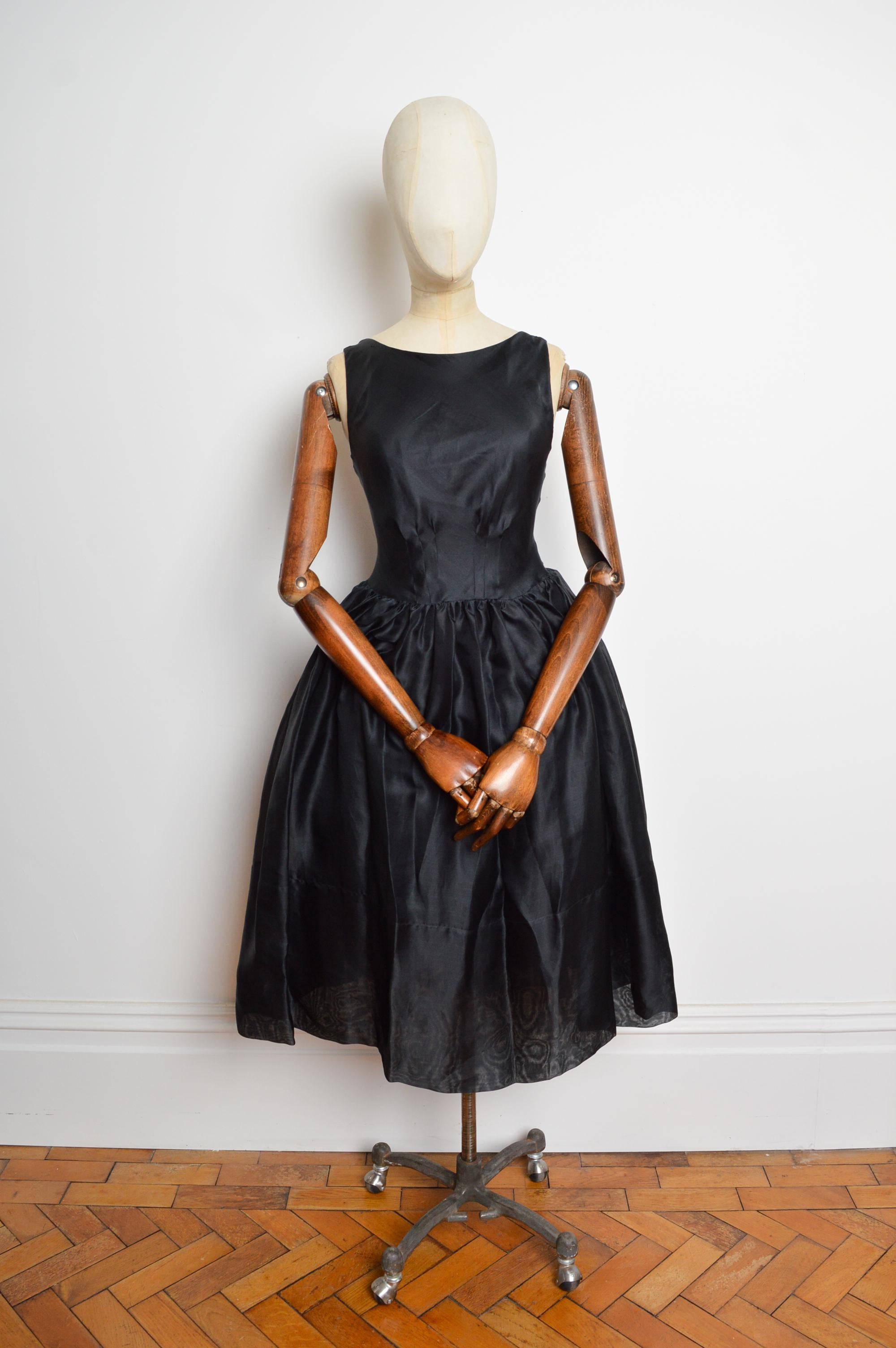 Un superbo abito da ballo vintage degli anni '90 di Dolce & Gabbana in misto seta. Caratterizzato da una silhouette quasi d'epoca, vita scesa, gonna accentuata sui fianchi, con una sottogonna a strati e una linea di colletto a scacchiera sul retro.