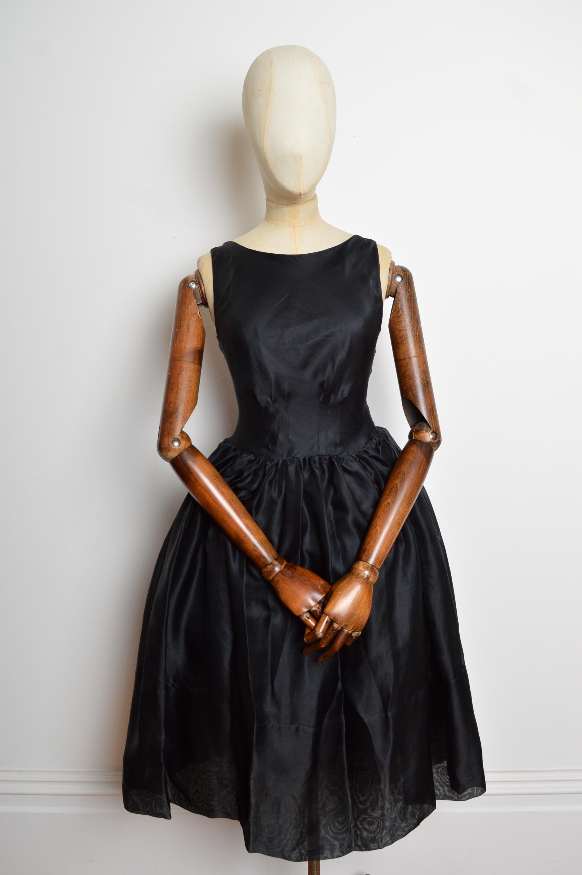 Nero Dolce & Gabbana Vintage anni '90, abito da ballo in seta a vita bassa - Abito da sera in vendita