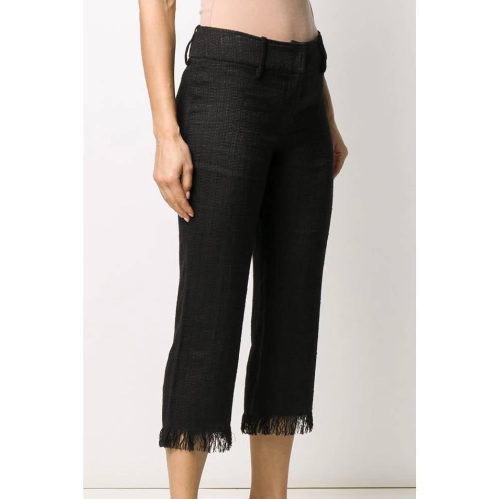 Dolce & Gabbana crop trousers in black cotton and linen blend with low waist, hidden front closure and frayed hem.

Years: 90s 
Made in Italy 
Size: 42 IT 
Linear measures 
Waist: 40 cm 
Hips: 50 cm 
Inside Leg: 60 cm 