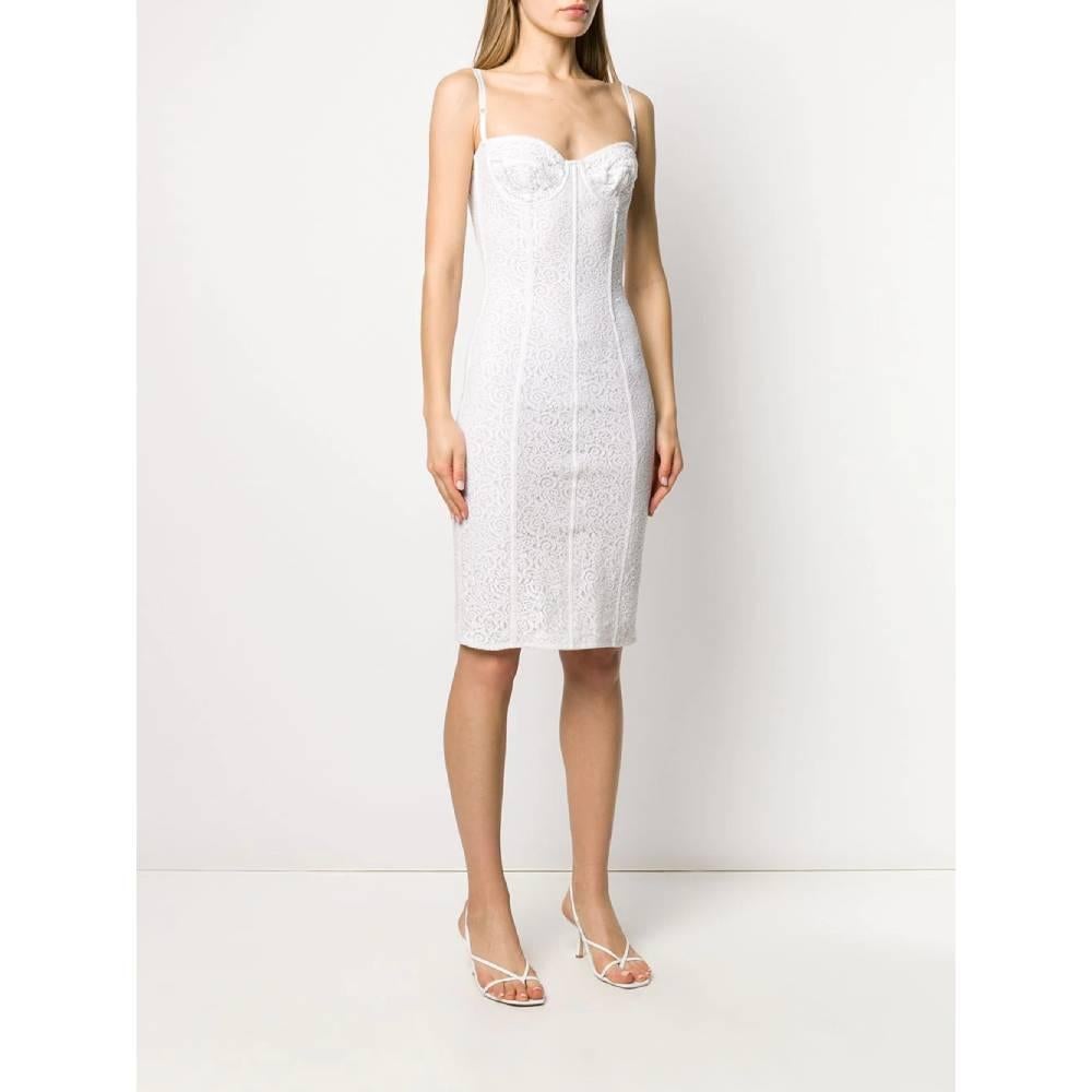 Dolce & Gabbana white lace fitted dress. Model with sweetheart neckline and thin adjustable straps, back closure with zip and hook. Knee length with back vent.

The product has a small halo on the back as shown in the pictures.
Years: 90s 

Made in