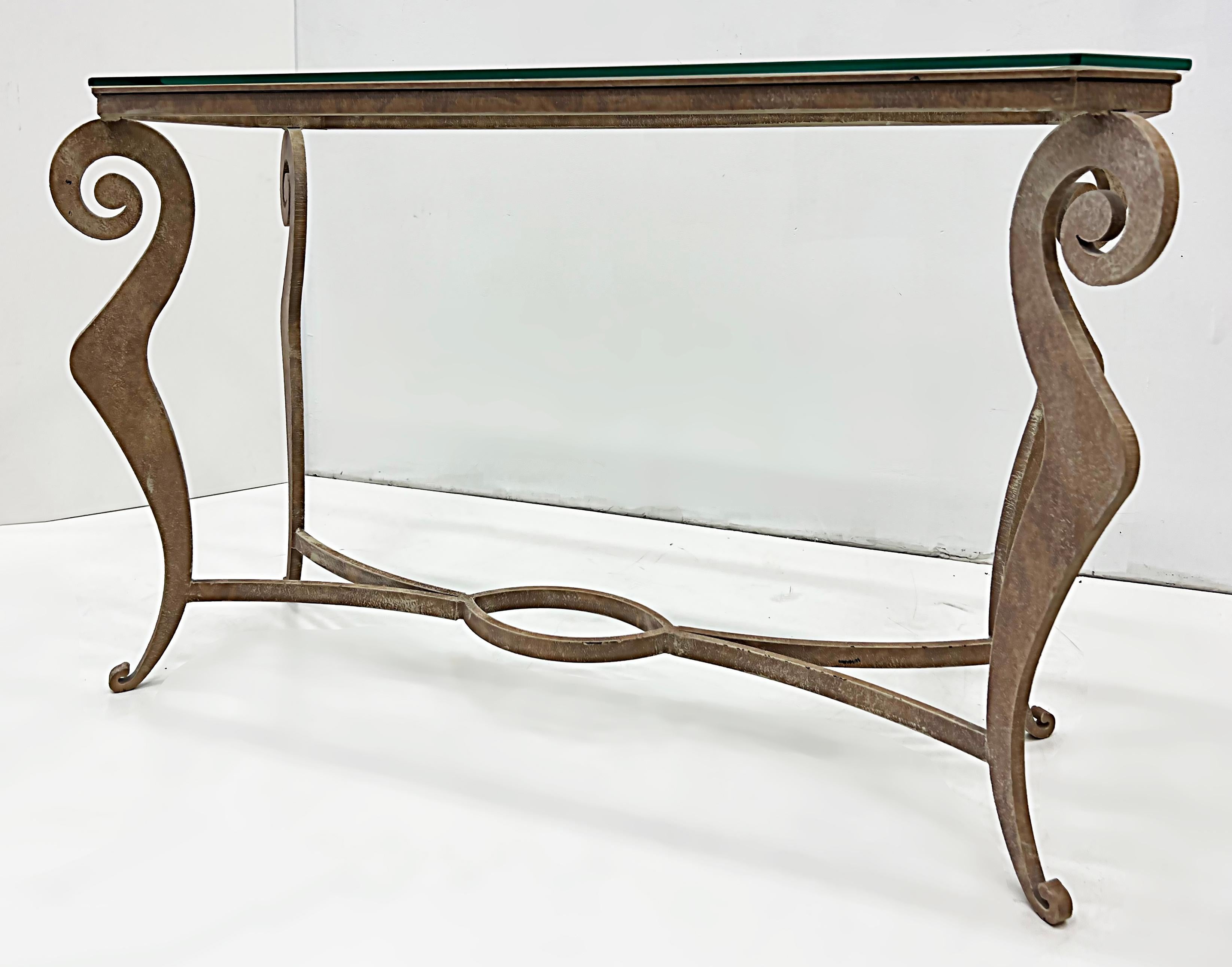 Acier ajouré Table console stylisée en acier taillé de style Donghia des années 1990 avec plateau en verre en vente