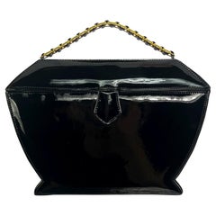 Bolso estructurado en forma de urna de charol negro de Donna Karan de los años 90