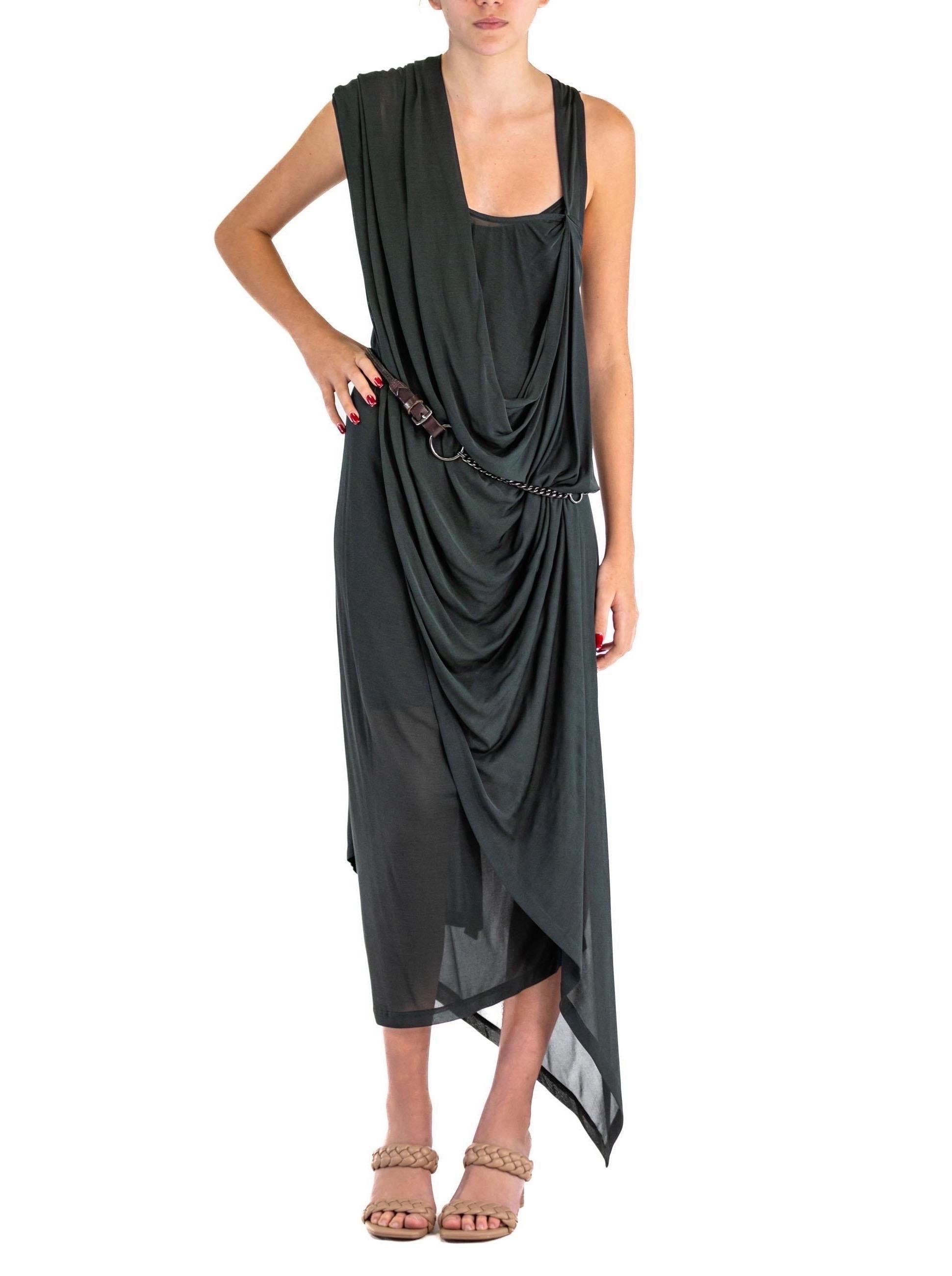 DONNA KARAN Robe superposée noire en rayonne mélangée avec ceinture équestre, années 1990 en vente 3