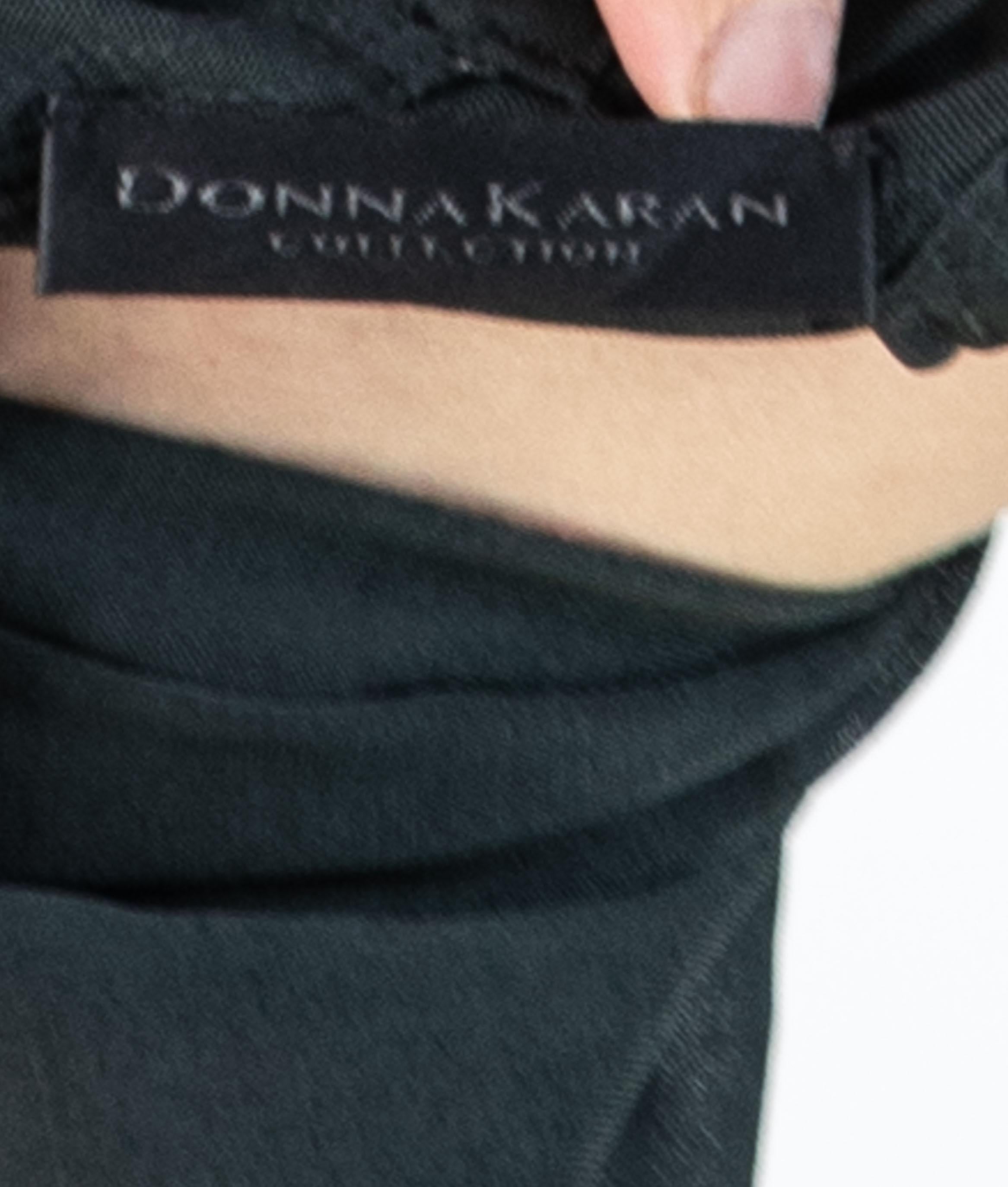 DONNA KARAN Robe superposée noire en rayonne mélangée avec ceinture équestre, années 1990 en vente 5