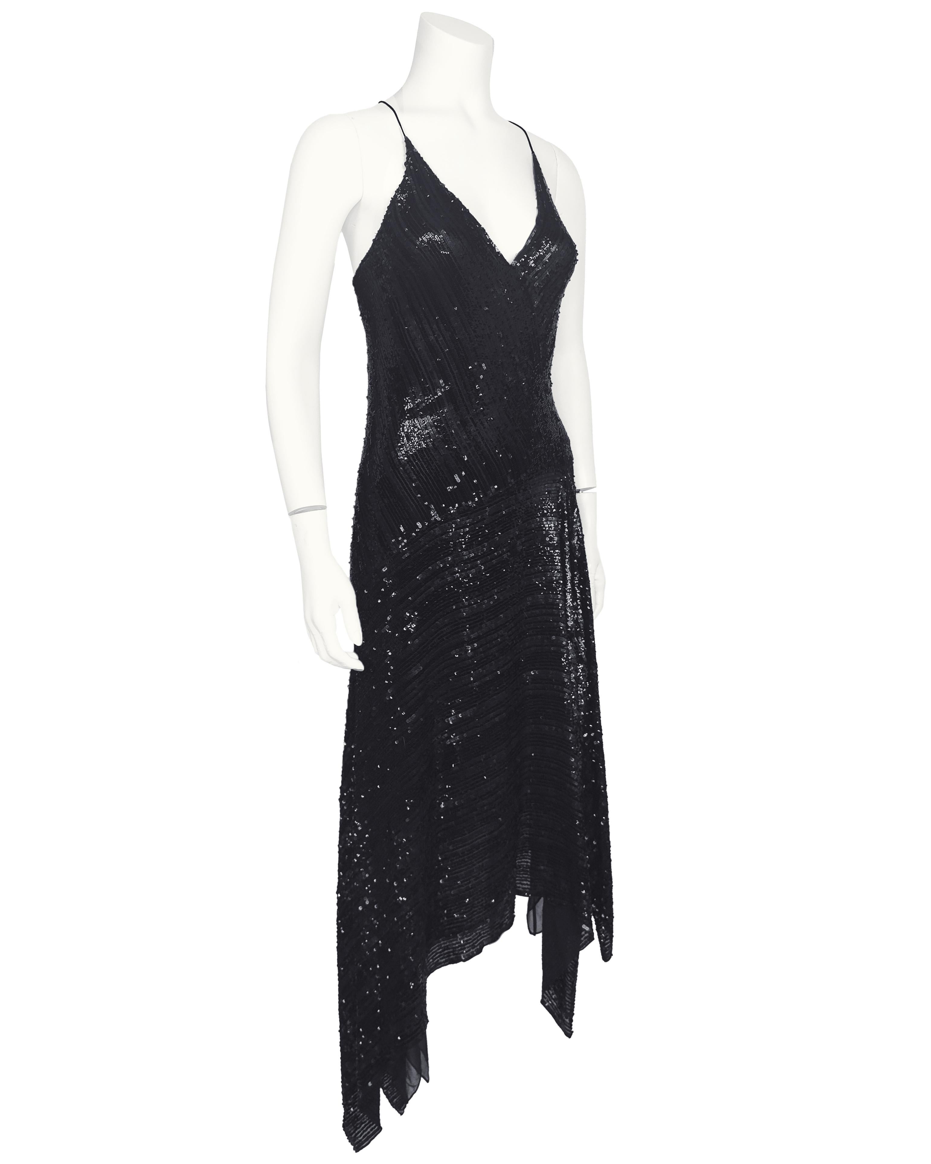 Robe de cocktail sexy et scintillante en soie de Donna Karan, entièrement incrustée de petites perles noires de jais qui captent magnifiquement la lumière, datant des années 1990. La robe présente un décolleté en V profond avec des bretelles