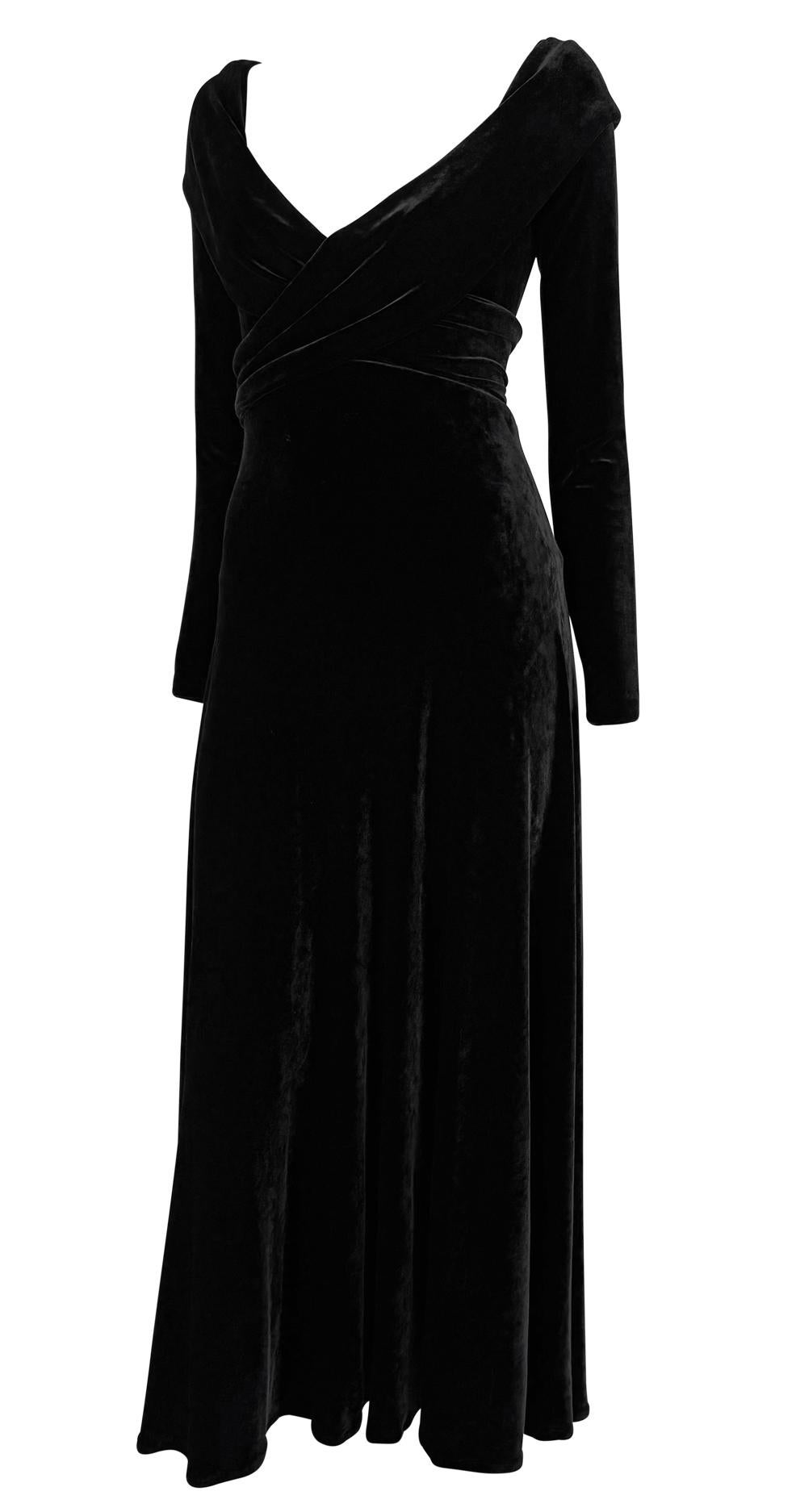 Este vestido de noche de Donna Karan de los años 90 está confeccionado en terciopelo negro con un corte ajustado. El diseño presenta un pronunciado escote envolvente, mangas largas y una falda vaporosa.

Medidas aproximadas:
Talla - US8, IT42,