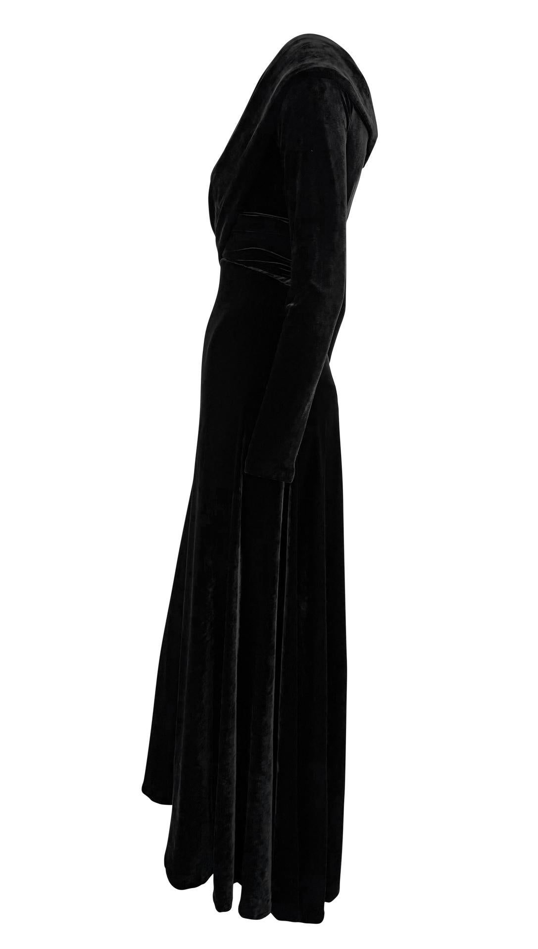Años 90 Donna Karan Vestido de noche Bodycon de terciopelo negro elástico con escote en pico Negro en venta