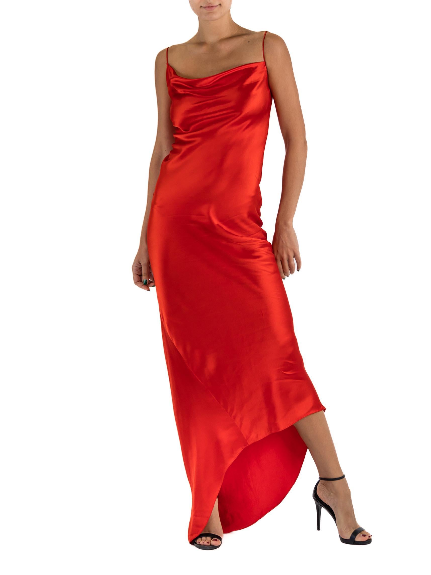 1990S DONNA KARAN Abito minimal in raso misto rayon rosso ciliegia tagliato in sbieco in vendita 1