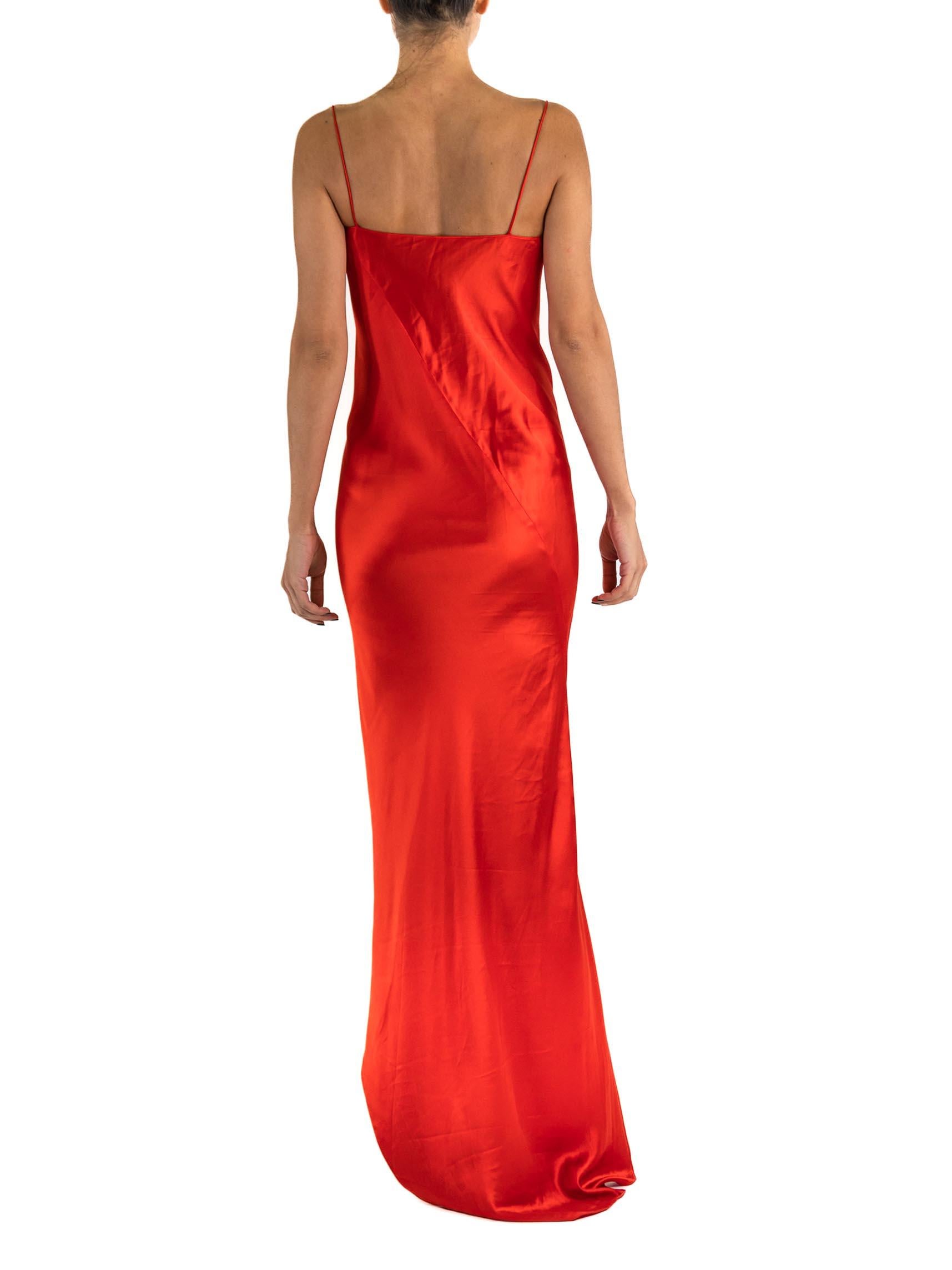 1990S DONNA KARAN Abito minimal in raso misto rayon rosso ciliegia tagliato in sbieco in vendita 2