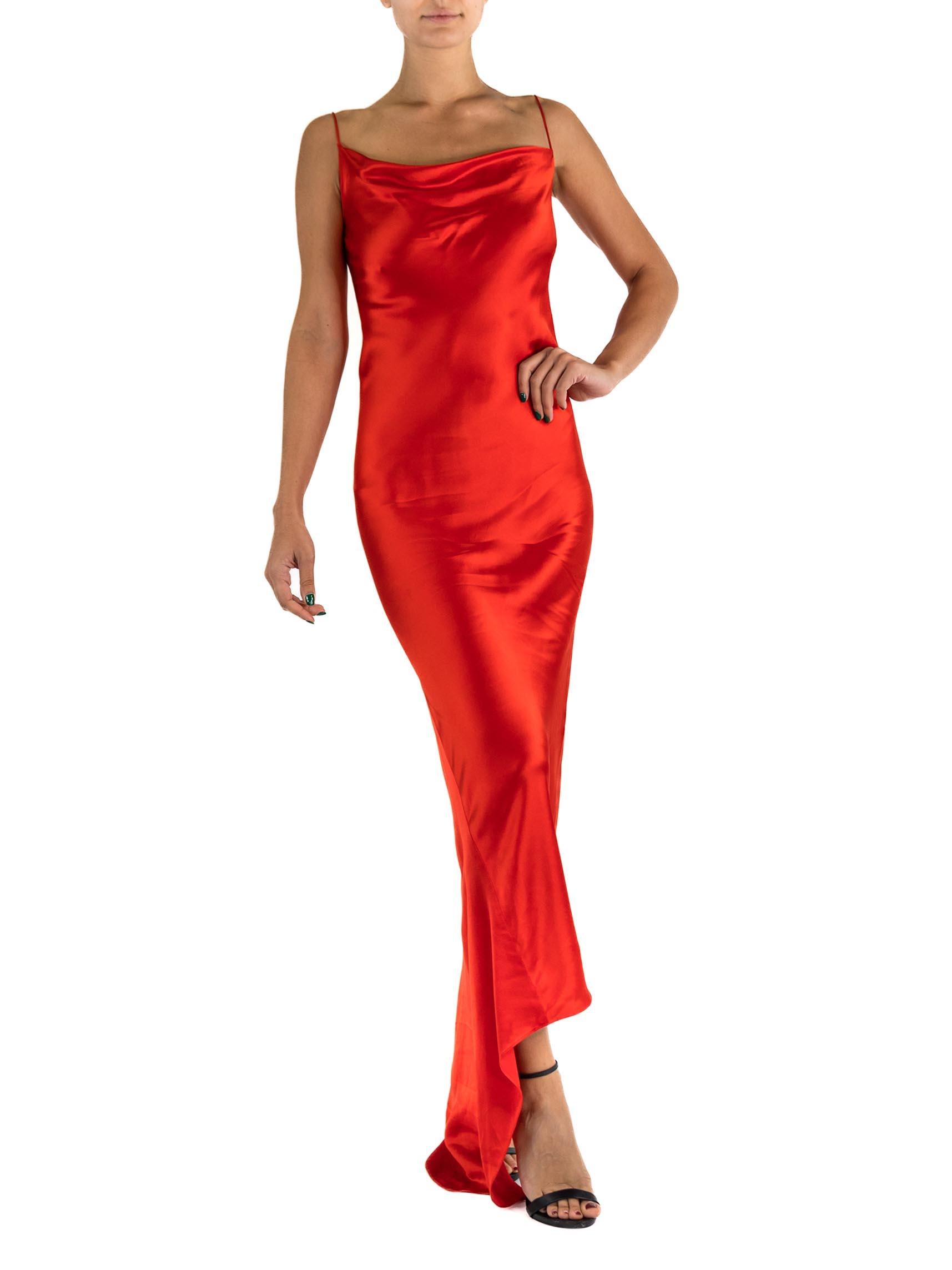 1990S DONNA KARAN Abito minimal in raso misto rayon rosso ciliegia tagliato in sbieco in vendita 3