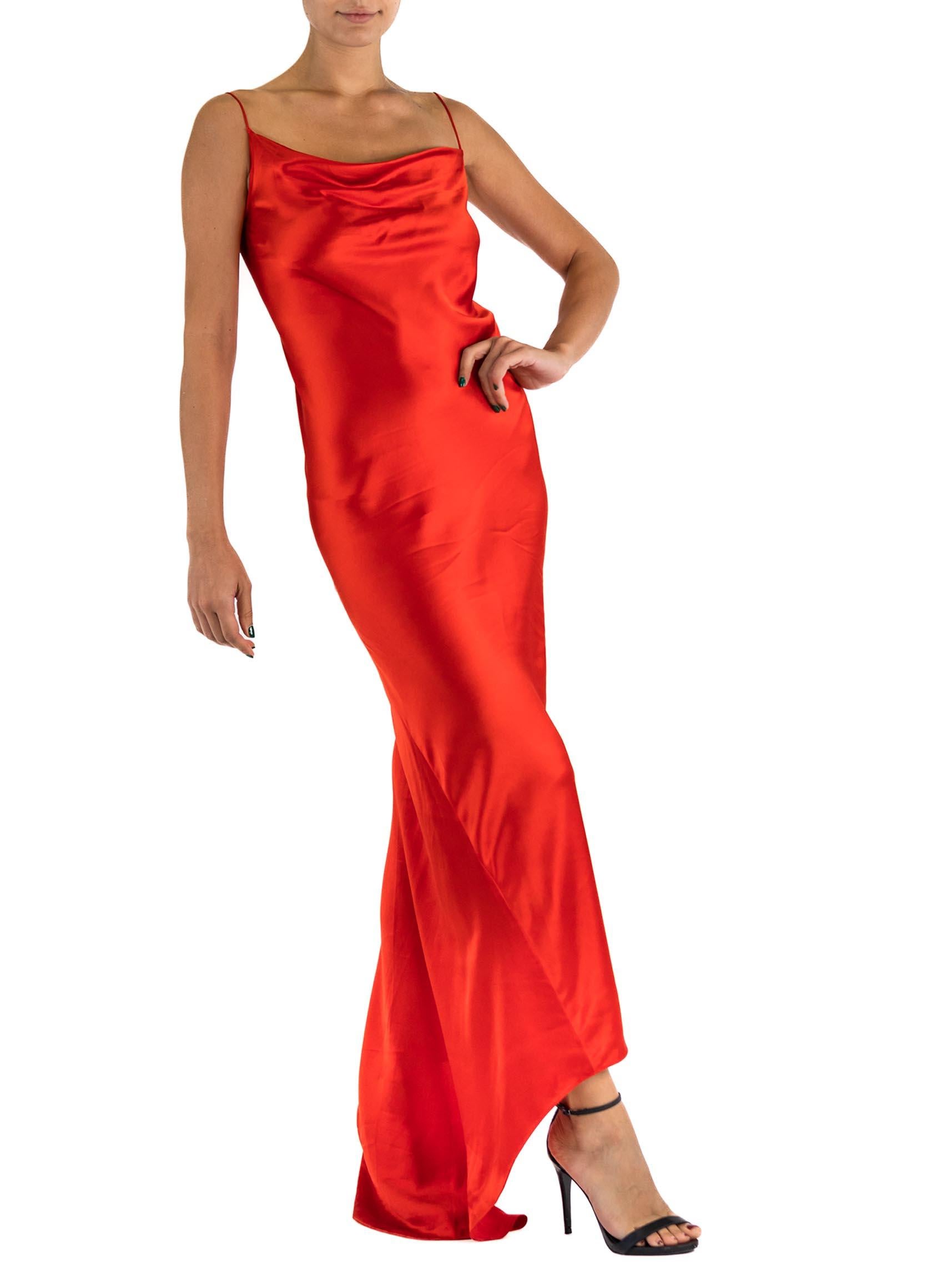 1990S DONNA KARAN Abito minimal in raso misto rayon rosso ciliegia tagliato in sbieco in vendita 4