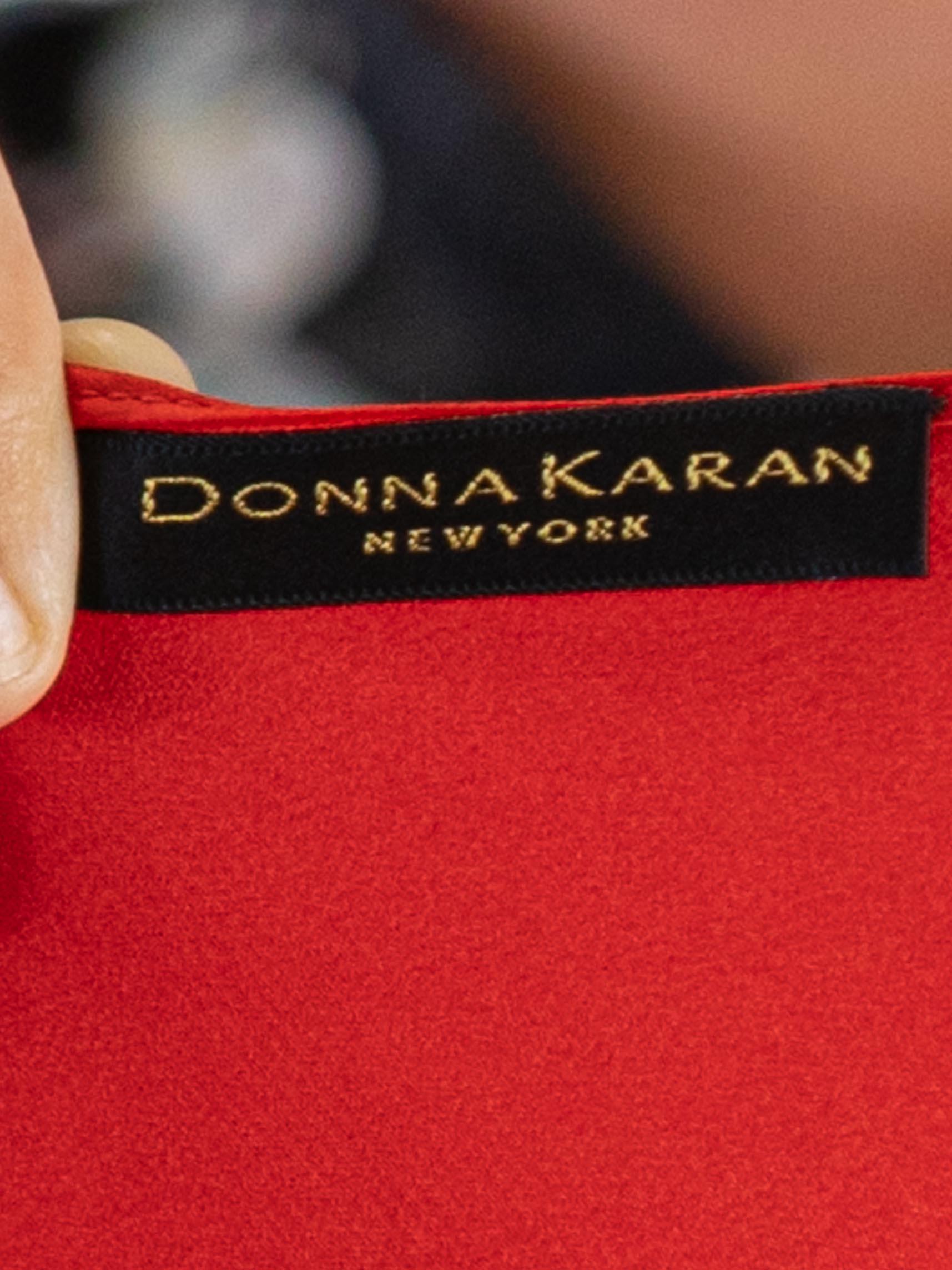 1990S DONNA KARAN Abito minimal in raso misto rayon rosso ciliegia tagliato in sbieco in vendita 5
