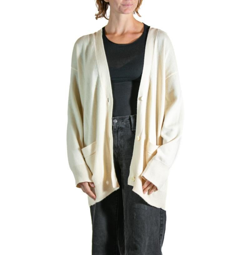 1990S DONNA KARAN Pull en cachemire crème en vente 2