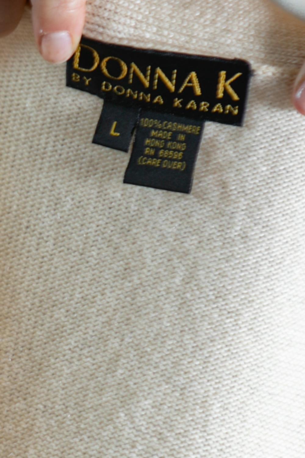 1990S DONNA KARAN Pull en cachemire crème en vente 4