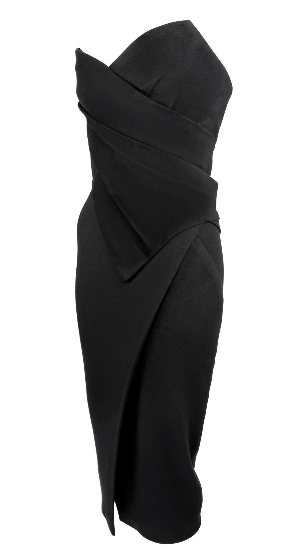 Este prototipo de vestido sin tirantes de Donna Karan, de finales de los años 90, presenta un drapeado estructurado y un deshuesado estilo corsé. Este vestido presenta un escote corazón y un escultural corpiño que envuelve el torso en una textura de