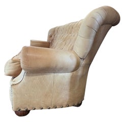 Divano Chesterfield in pelle trapuntata color beige "Drexel Heritage" degli anni '90 con schienale "Churchill"