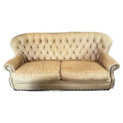 Divano Chesterfield in pelle trapuntata color beige "Drexel Heritage" degli anni '90 con schienale "Churchill"