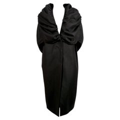 Cappotto anni '90 in lana nera di DRIES VAN NOTEN con un drammatico collo a scialle