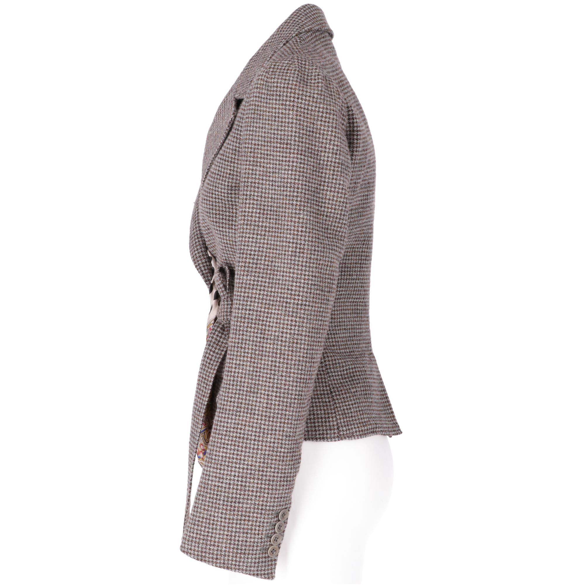 Dries Van Noten wool jacket with houndstooth pattern in shades of gray, brown and black, classic reverse collar, drawstring closure, long sleeves, welt pockets with flap. Lined in patterned silk.

Years: 2000s

Made in Slovenia

Size: 38 IT

Linear