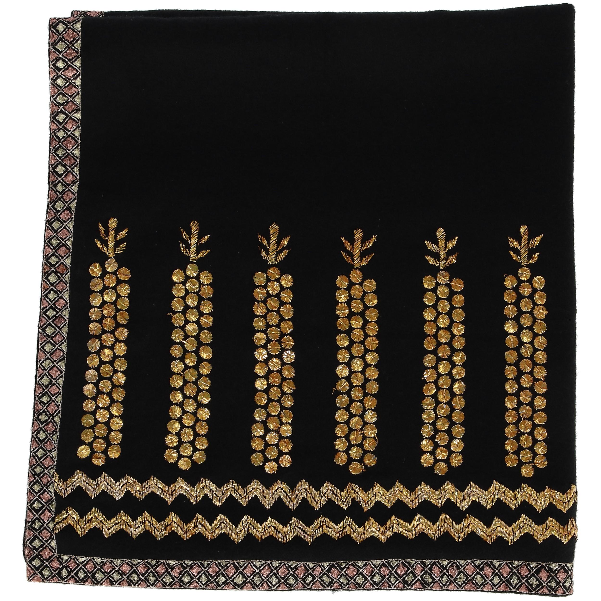 Dires Van Noten stole in black wool embroidered in gold, pink and silver colors.

Years: 1990s

Made in Belgium

Length: 178 cm
Width: 85 cm