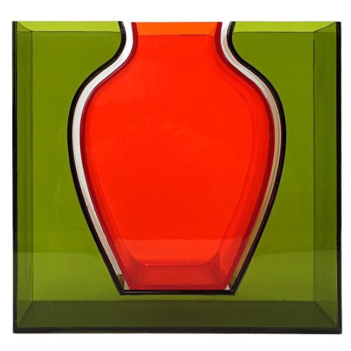 Vase en plexiglas rouge au design néerlandais des années 1990 dans un vase vert