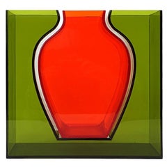 Vase en plexiglas rouge au design néerlandais des années 1990 dans un vase vert