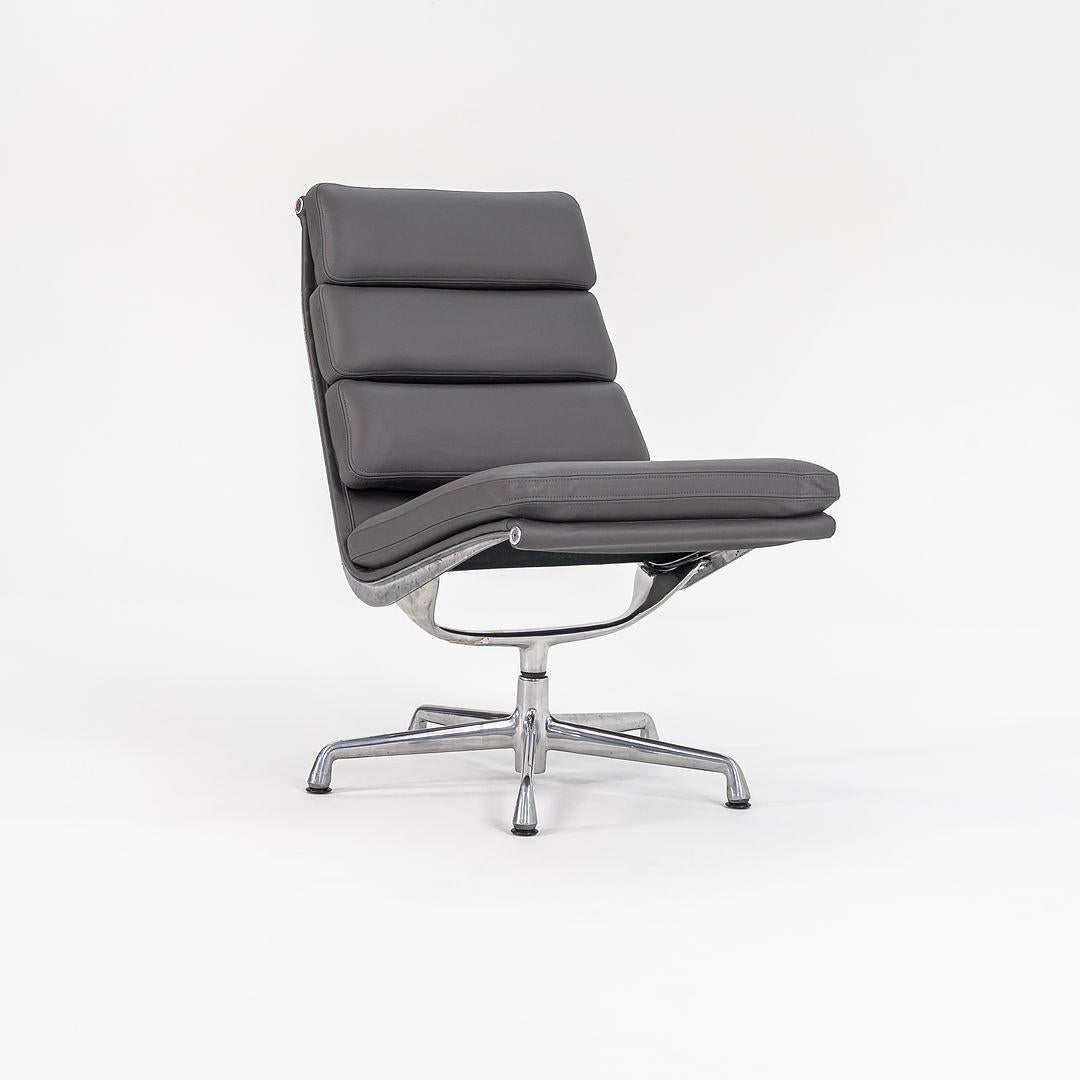 Silla de salón sin brazos y otomana Eames Soft Pad de los años 90 con tapicería gris nueva en venta 3