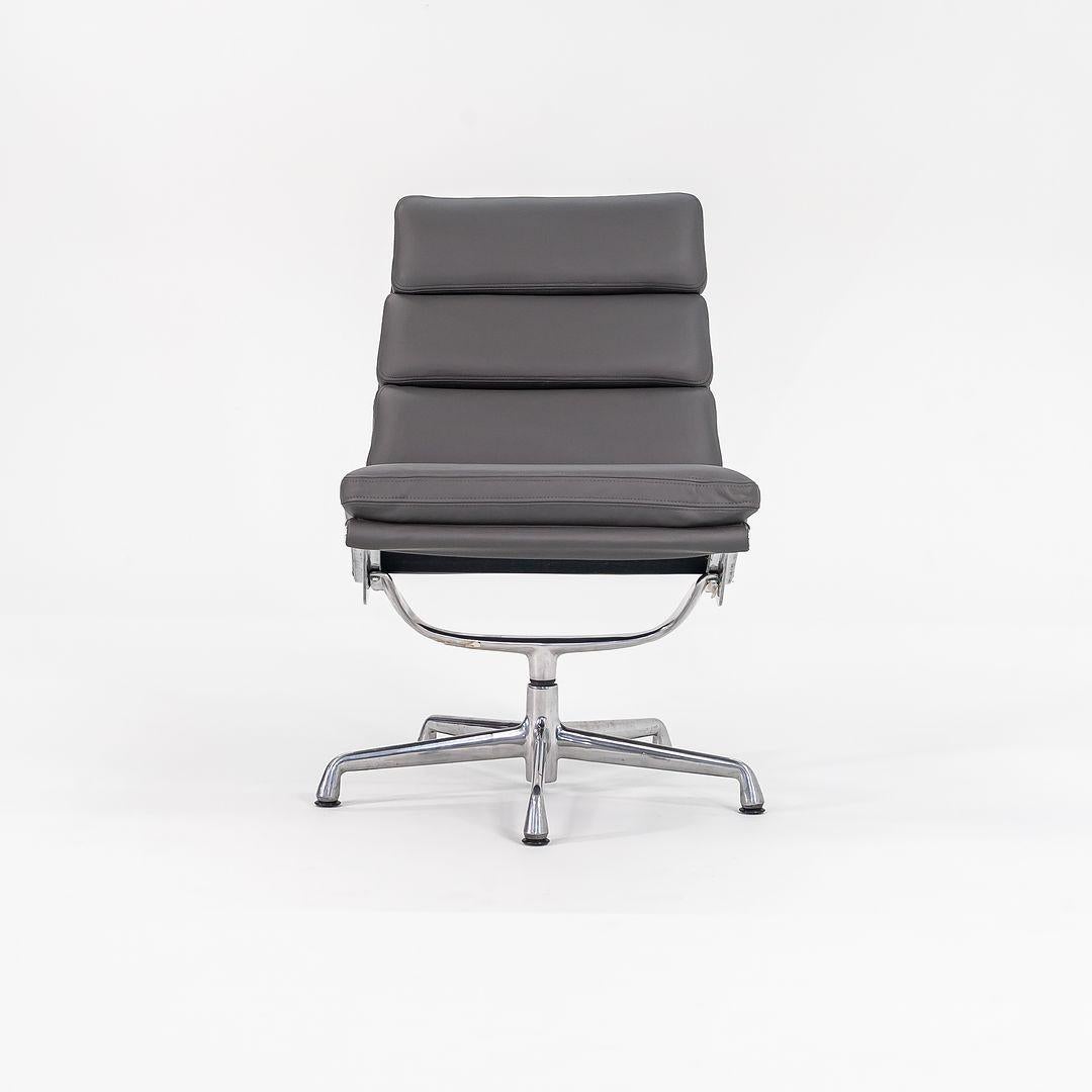 Silla de salón sin brazos y otomana Eames Soft Pad de los años 90 con tapicería gris nueva en venta 5