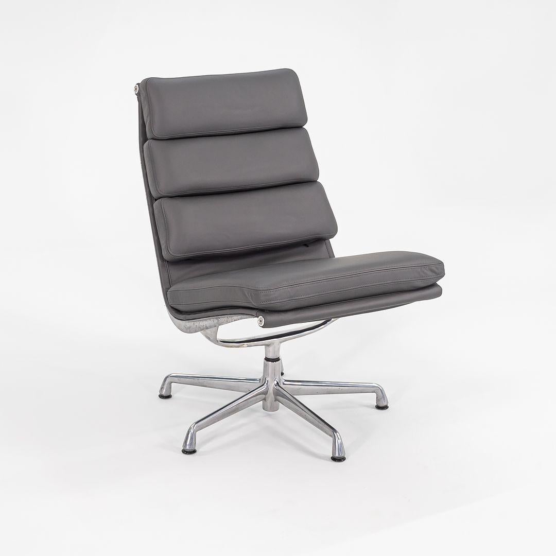 Silla de salón sin brazos y otomana Eames Soft Pad de los años 90 con tapicería gris nueva Moderno en venta