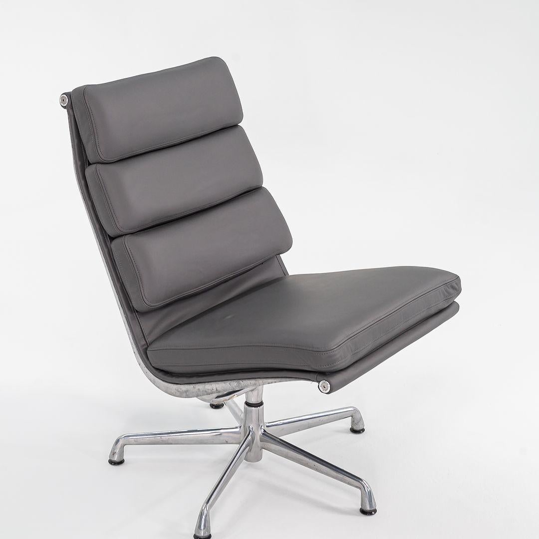 Silla de salón sin brazos y otomana Eames Soft Pad de los años 90 con tapicería gris nueva en Excelente estado para la venta en Philadelphia, PA