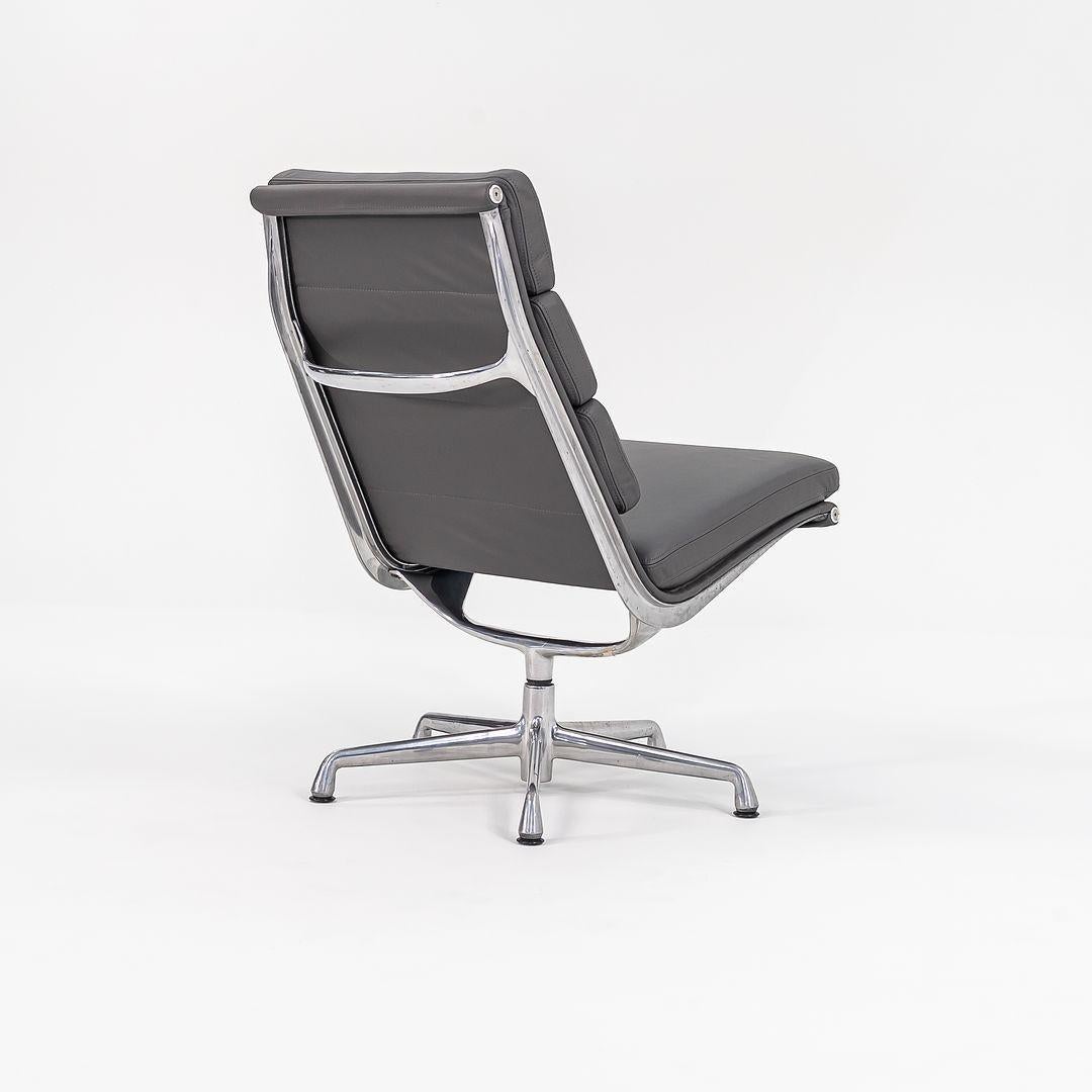 Silla de salón sin brazos y otomana Eames Soft Pad de los años 90 con tapicería gris nueva Aluminio en venta