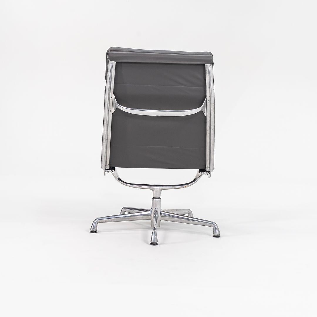 Silla de salón sin brazos y otomana Eames Soft Pad de los años 90 con tapicería gris nueva en venta 1