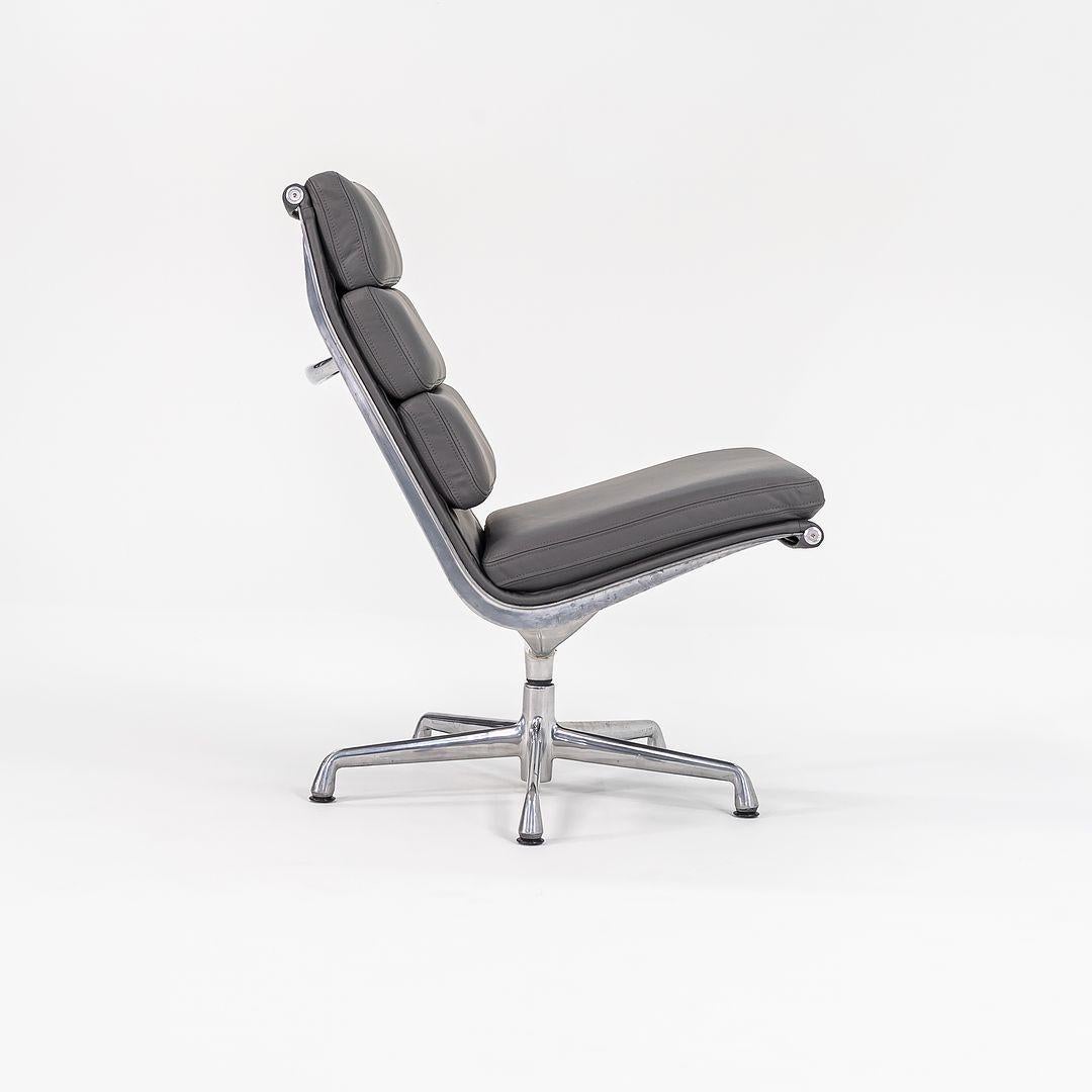 Silla de salón sin brazos y otomana Eames Soft Pad de los años 90 con tapicería gris nueva en venta 2