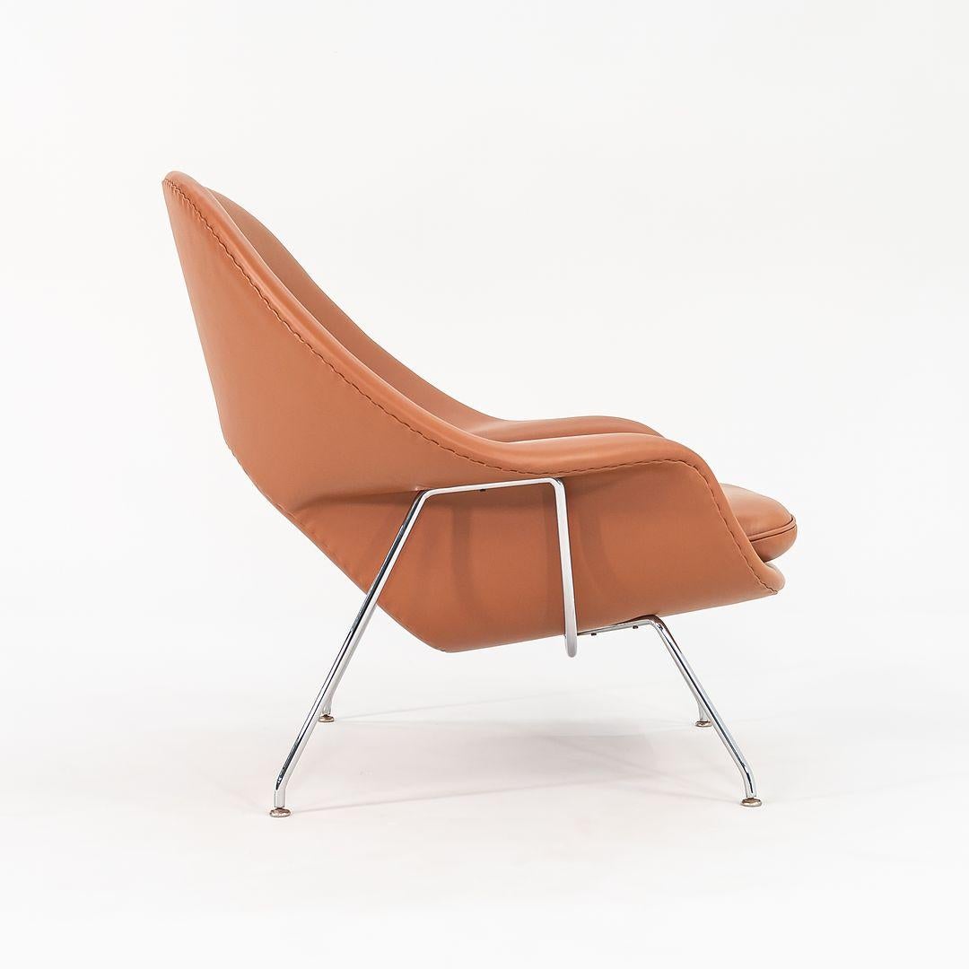 Il s'agit d'une chaise longue Womb originale et de l'ottoman qui l'accompagne, modèle 70L, conçus par Eero Saarinen pour Florence Knoll en 1948. Cet exemplaire a été fabriqué par Knoll aux États-Unis dans les années 1990. L'assise est formée de