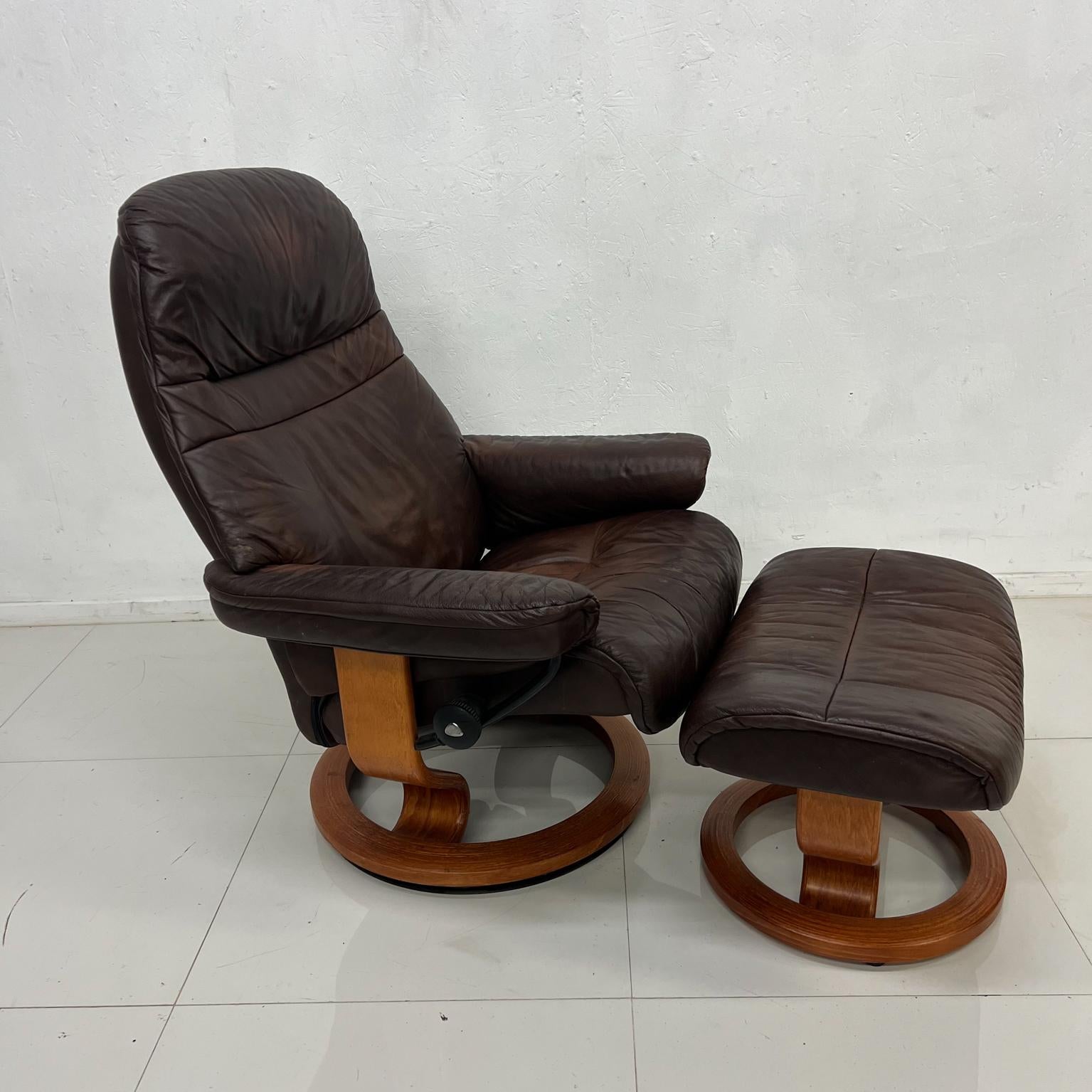 1990s Ekornes Stressless brown leather comfort recliner lounge & ottoman Norway
Stamped by maker
Ergonomic comfort and style.
Chair: 40.5 tall x 29.5 w x 28 d Seat: 16.5 h Arm: 21 h 
Ottoman: 22w x 16 d x 15.5 h 
Preowned unrestored vintage