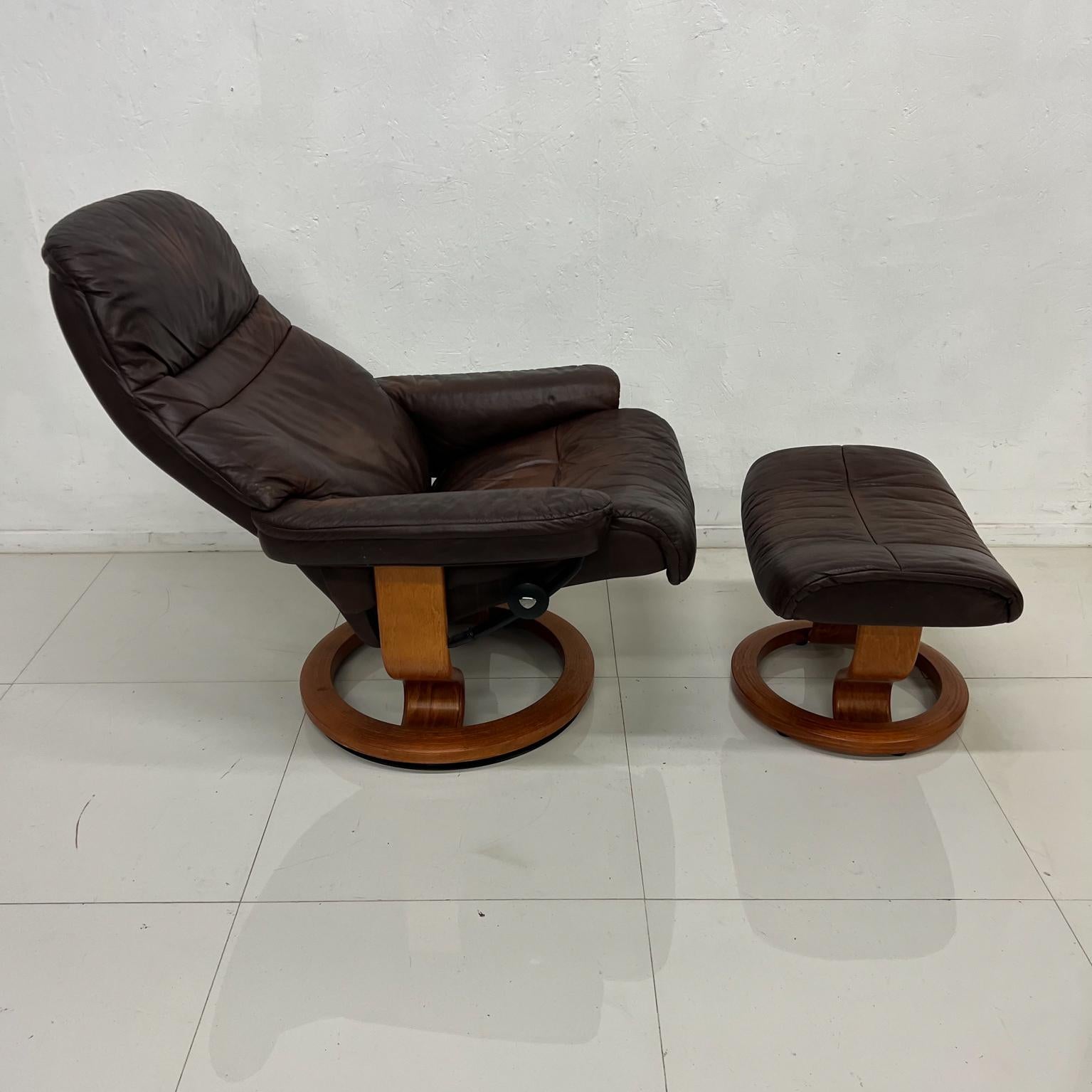1990s Ekornes Stressless Brown Leather Comfort Recliner Lounge & Ottoman Norway In Good Condition In Chula Vista, CA
