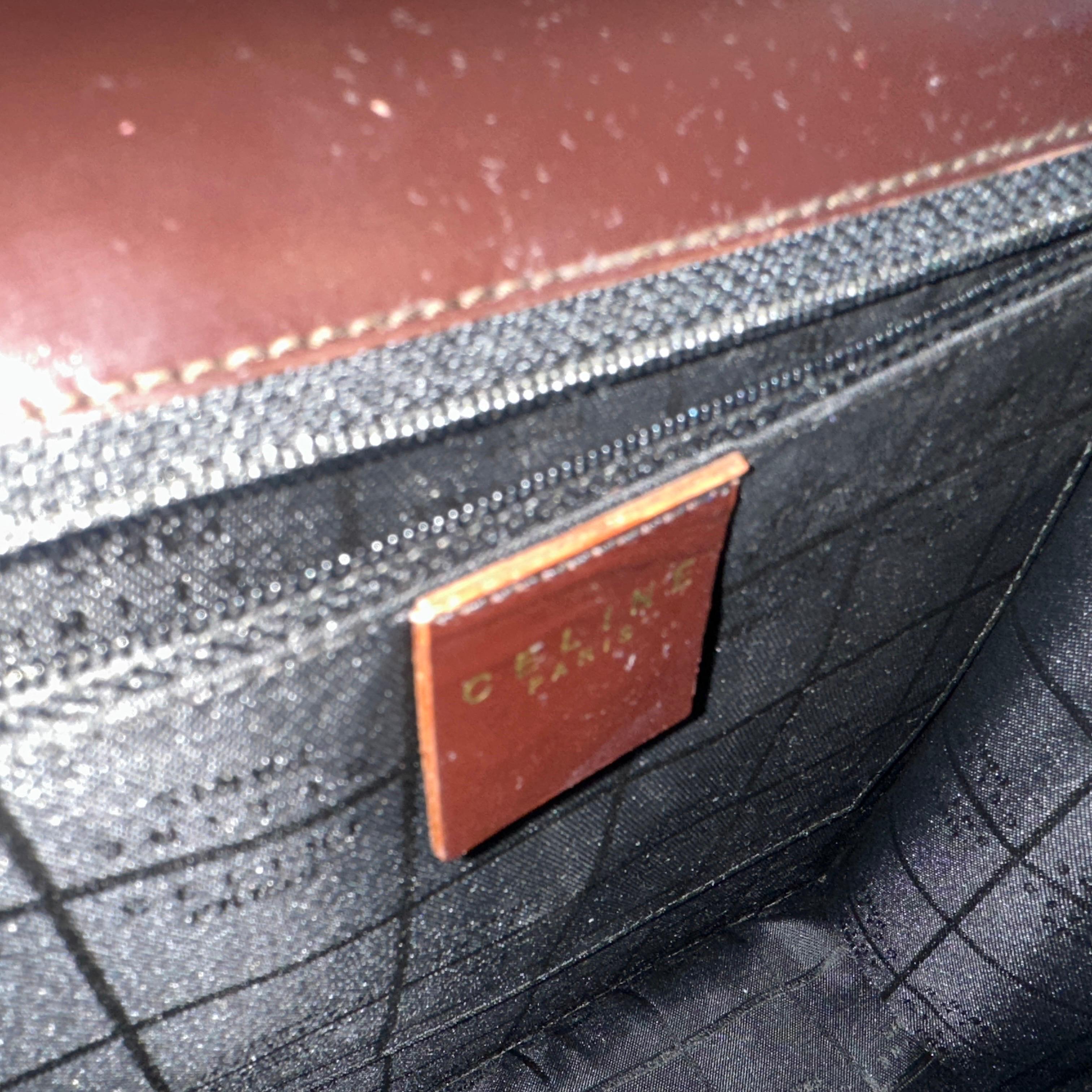 Si tratta di una borsa a tracolla vintage di Celine Paris davvero elegante e di alta qualità, risalente agli anni Novanta. Realizzata in ricca e morbida pelle marrone, la borsa presenta lussuosi accenti in ottone, tra cui l'iconico logo Celine sulla