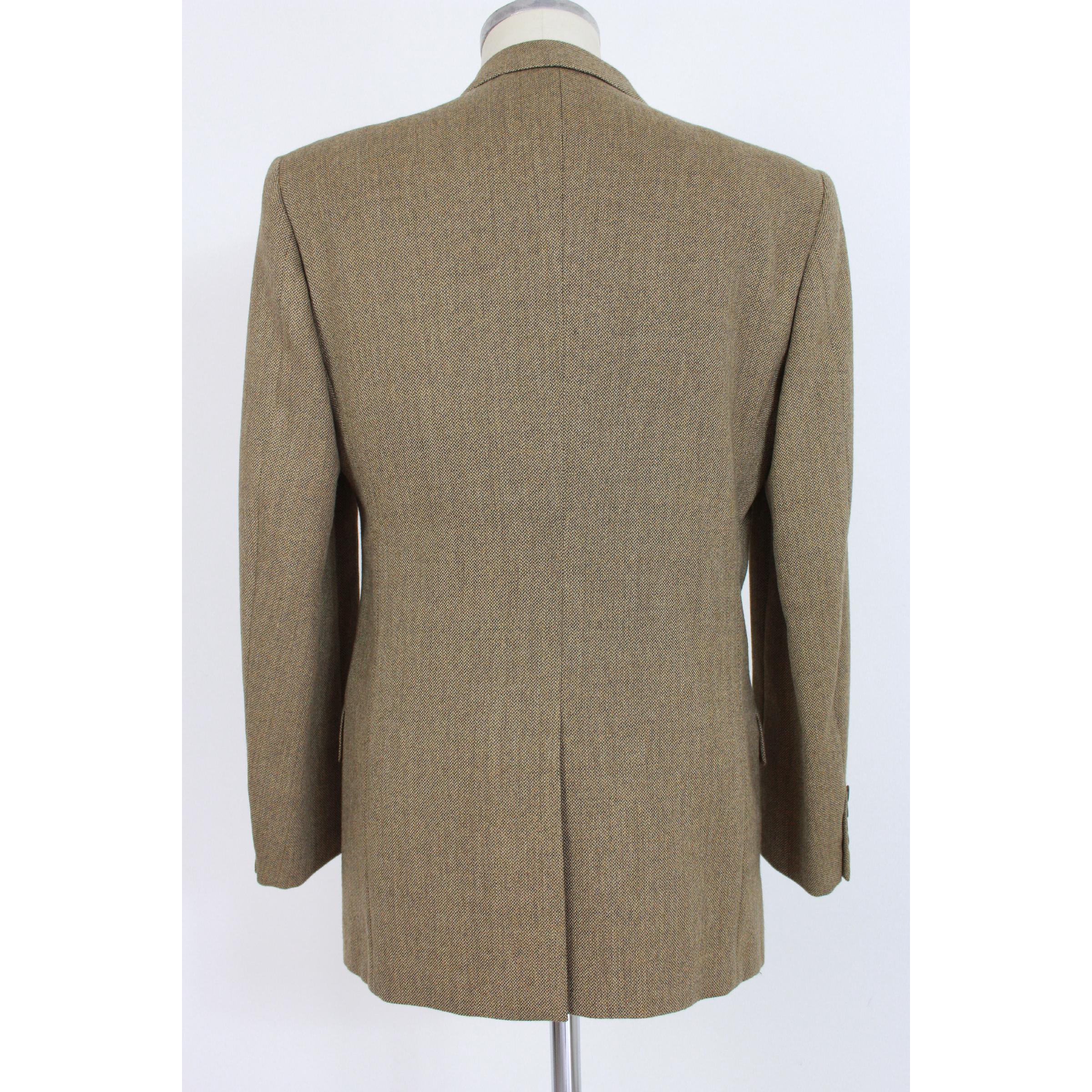 Vintage Emanuel Ungaro Paris men's jacket, beige and brown, 100% virgin wool. Classic three-button model. 90s. Made in Italy. New with tag.

Size: 48 It 38 Us 38 Uk

Shoulder: 48 cm
Bust / Chest: 53 cm
Sleeve: 64 cm
Length: 86 cm
