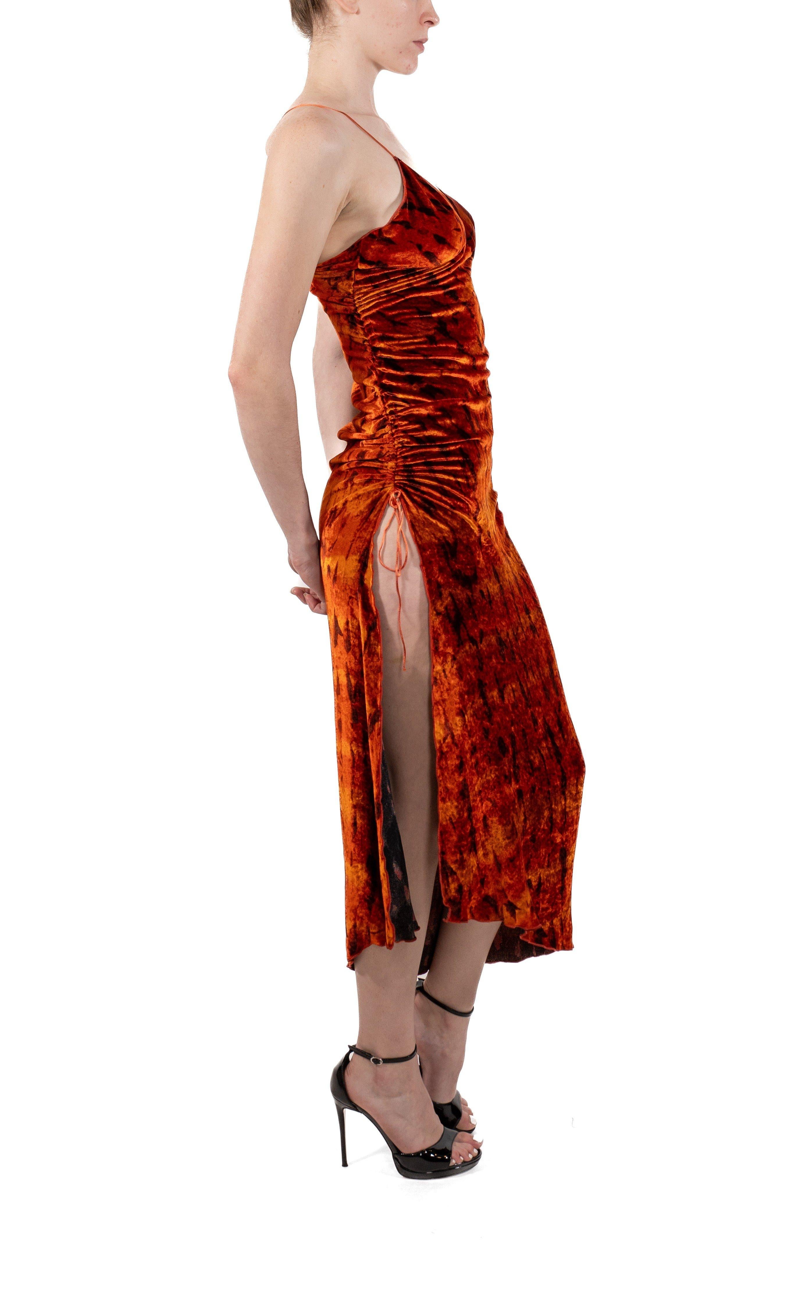 Donna 1990S Emanuel Ungaro, abito marrone dorato con taglio in sbieco in rayon e velluto di seta. in vendita