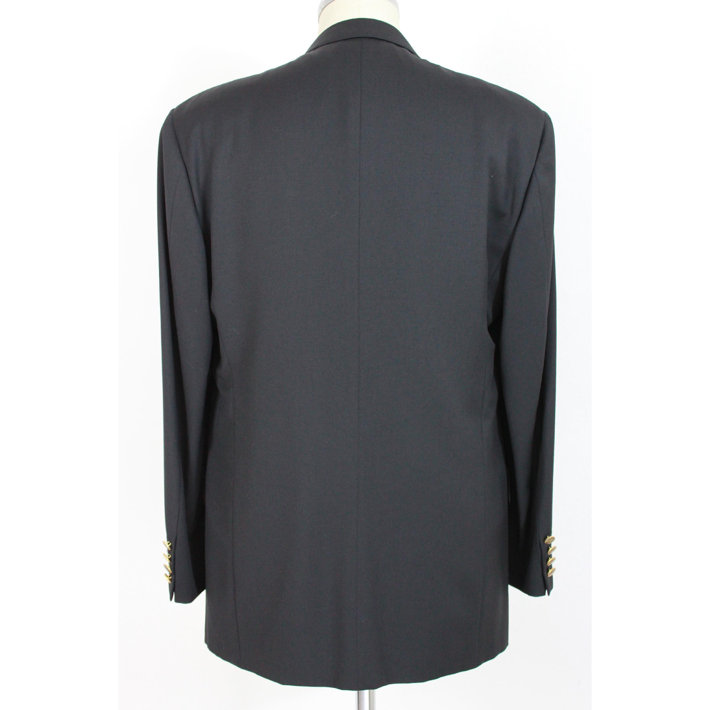 Emanuel Ungaro men's vintage jacket, black, 100% virgin wool. Classic ceremony model, gold-colored buttons, lined inside. 90s. Made in Italy. New with tag.

Size: 50 It 40 Us 40 Uk

Shoulder: 50 cm
Bust / Chest: 57 cm
Sleeve: 63 cm
Length: 85 cm